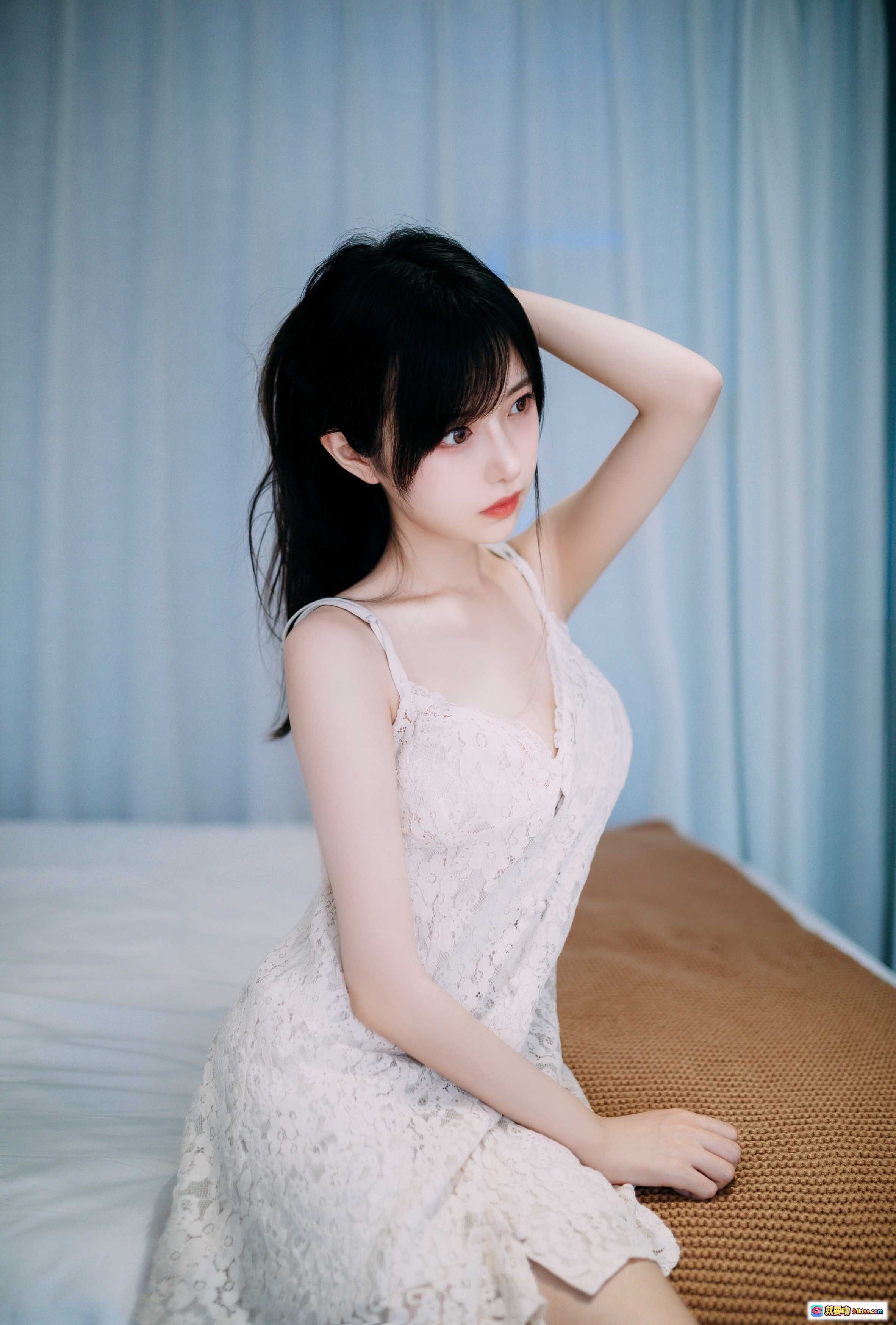 图片[9] - Shika小鹿鹿夏日清凉写真 | 水枪嬉戏湿发少女 | 白色吊带短裤户外拍摄 | 阳光水花飞溅氛围感美图 - 就要吻