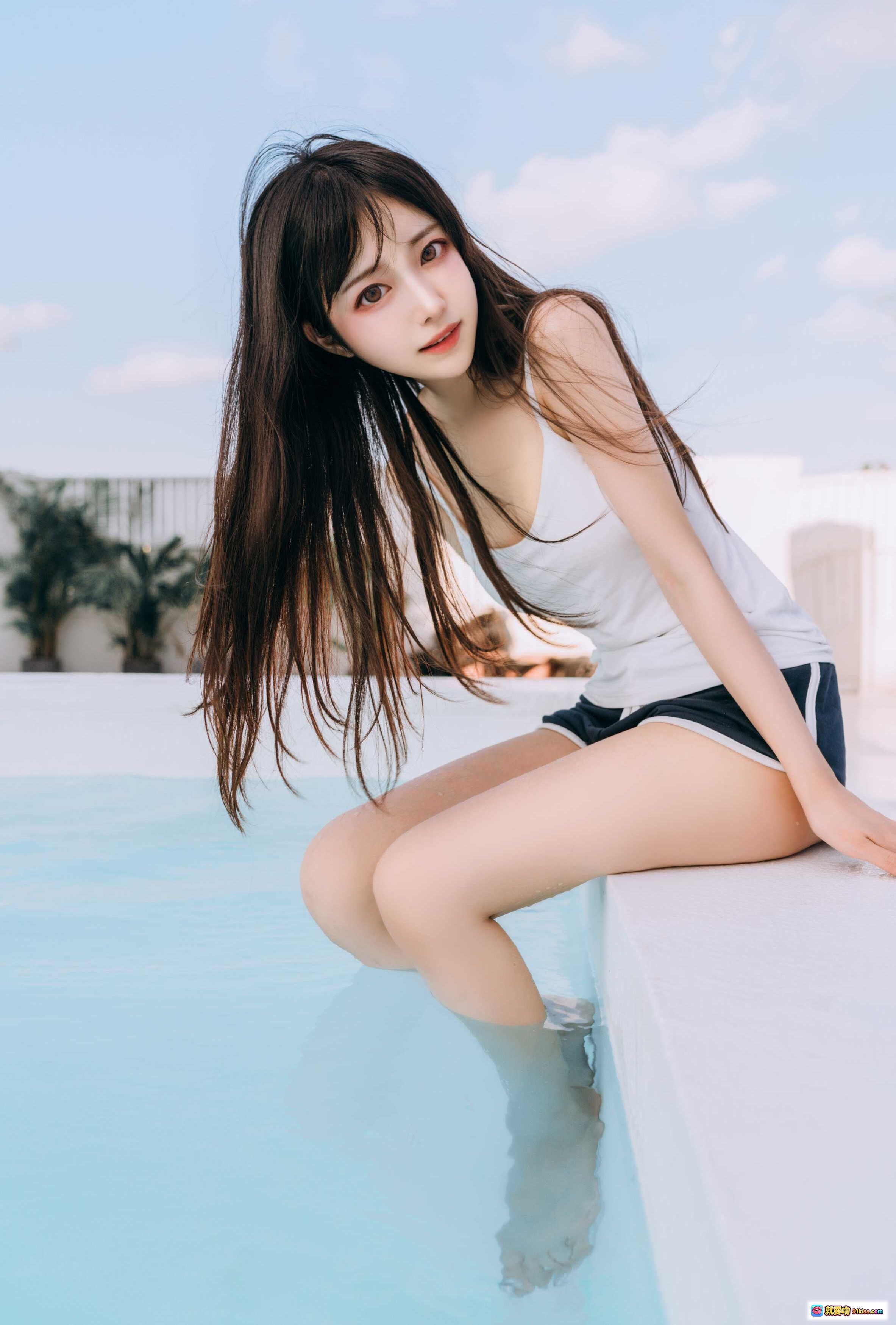 图片[8] - Shika小鹿鹿夏日清凉写真 | 水枪嬉戏湿发少女 | 白色吊带短裤户外拍摄 | 阳光水花飞溅氛围感美图 - 就要吻