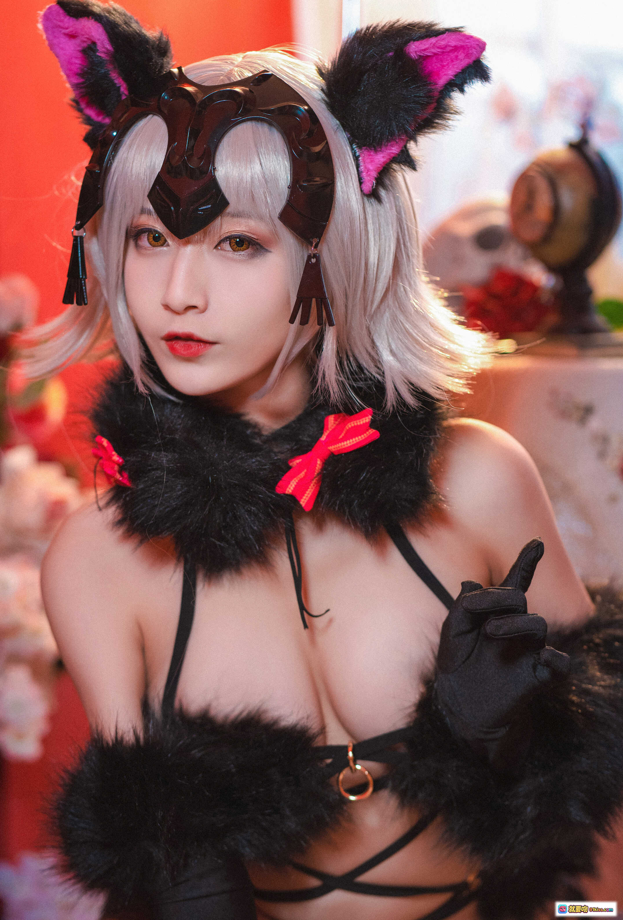 图片[1] - 铁板烧鬼舞w黑贞花魁2 Cosplay写真 | 猫耳头饰+毛绒项圈+黑色手套+银发造型 | 29P高清美图 - 就要吻