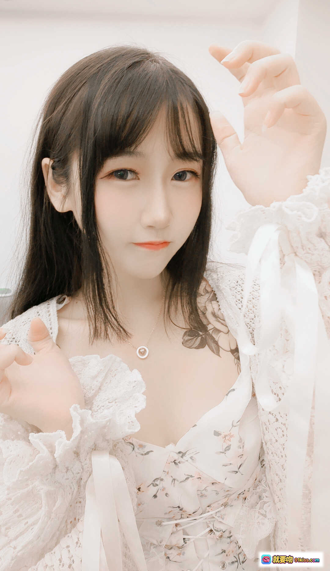 图片[4] - 温柔风连衣裙少女写真｜精致妆容+锁骨链+碎花设计｜清新甜美风穿搭推荐 - 就要吻