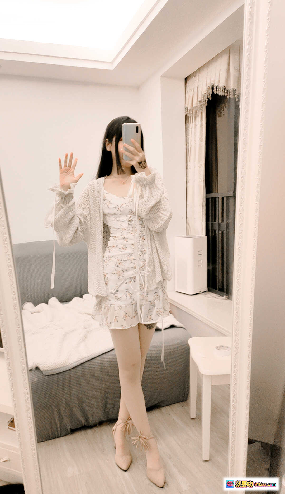 图片[2] - 温柔风连衣裙少女写真｜精致妆容+锁骨链+碎花设计｜清新甜美风穿搭推荐 - 就要吻