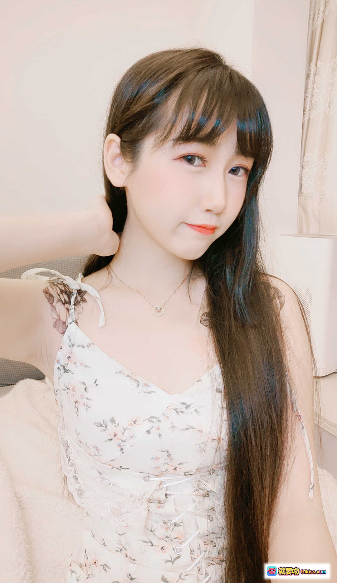 图片[7] - 温柔风连衣裙少女写真｜精致妆容+锁骨链+碎花设计｜清新甜美风穿搭推荐 - 就要吻