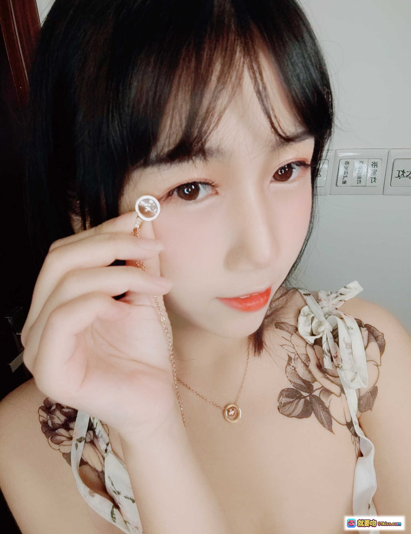 图片[1] - 温柔风连衣裙少女写真｜精致妆容+锁骨链+碎花设计｜清新甜美风穿搭推荐 - 就要吻