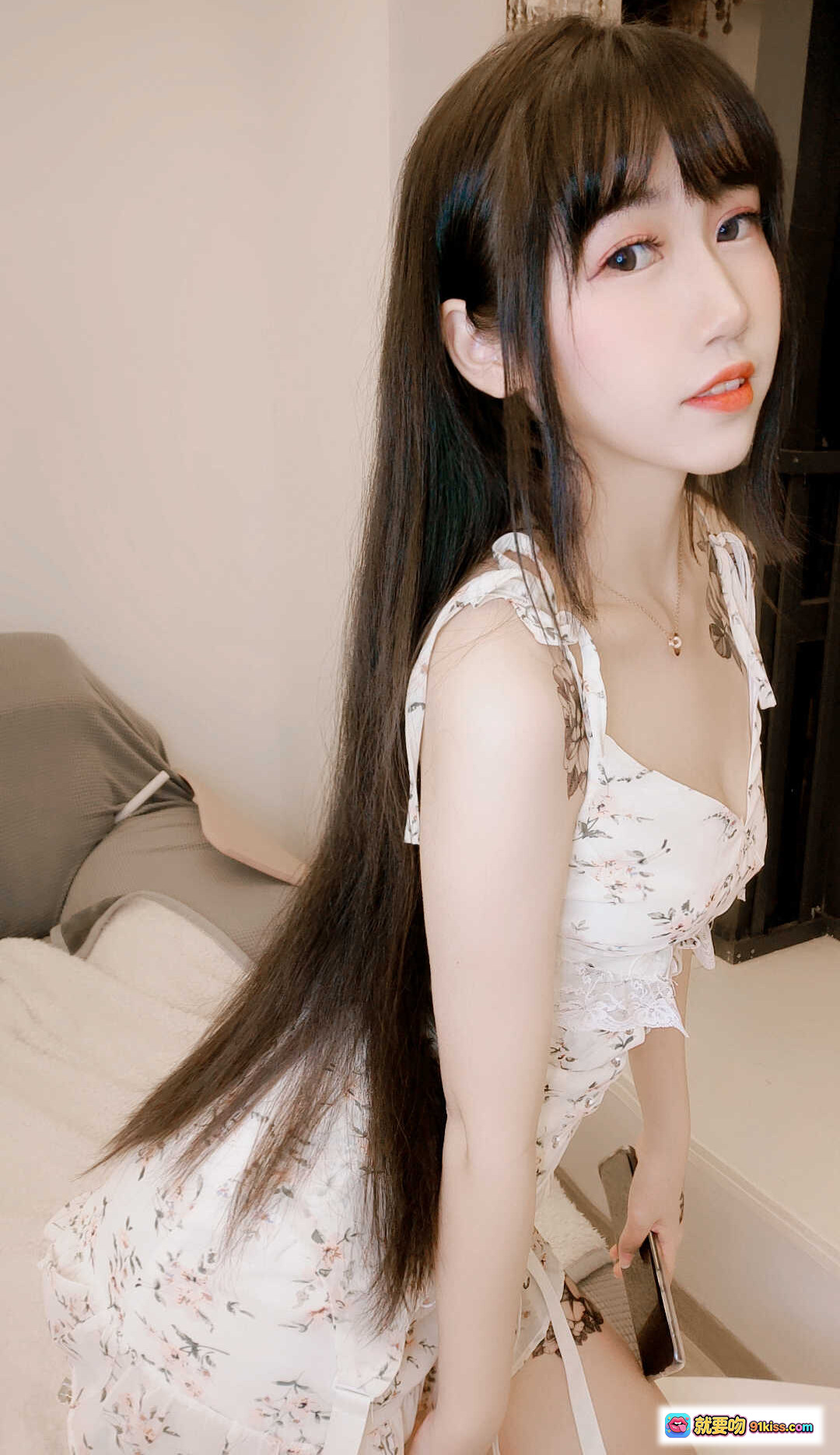 图片[9] - 温柔风连衣裙少女写真｜精致妆容+锁骨链+碎花设计｜清新甜美风穿搭推荐 - 就要吻