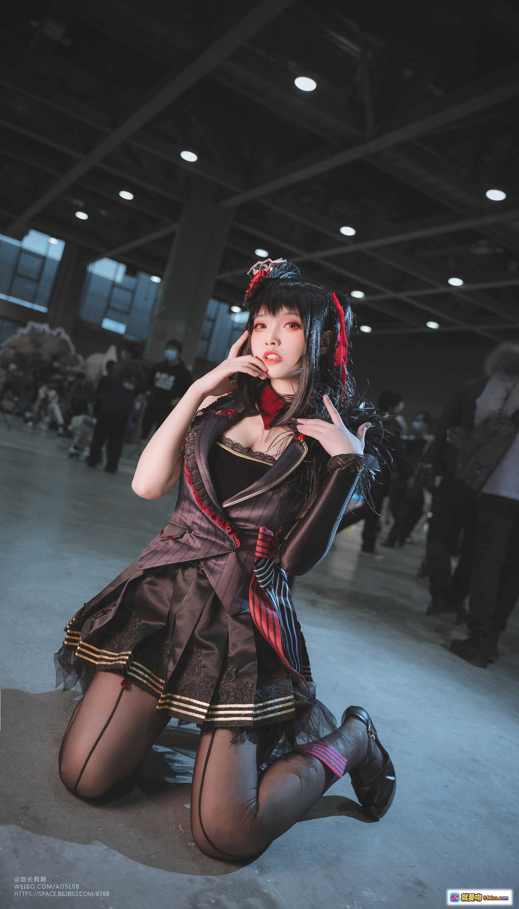 图片[1] - 大大卷卷小卷NO.021 2021萤火虫漫展Cosplay美图 优雅跪姿黑红制服少女写真 - 就要吻