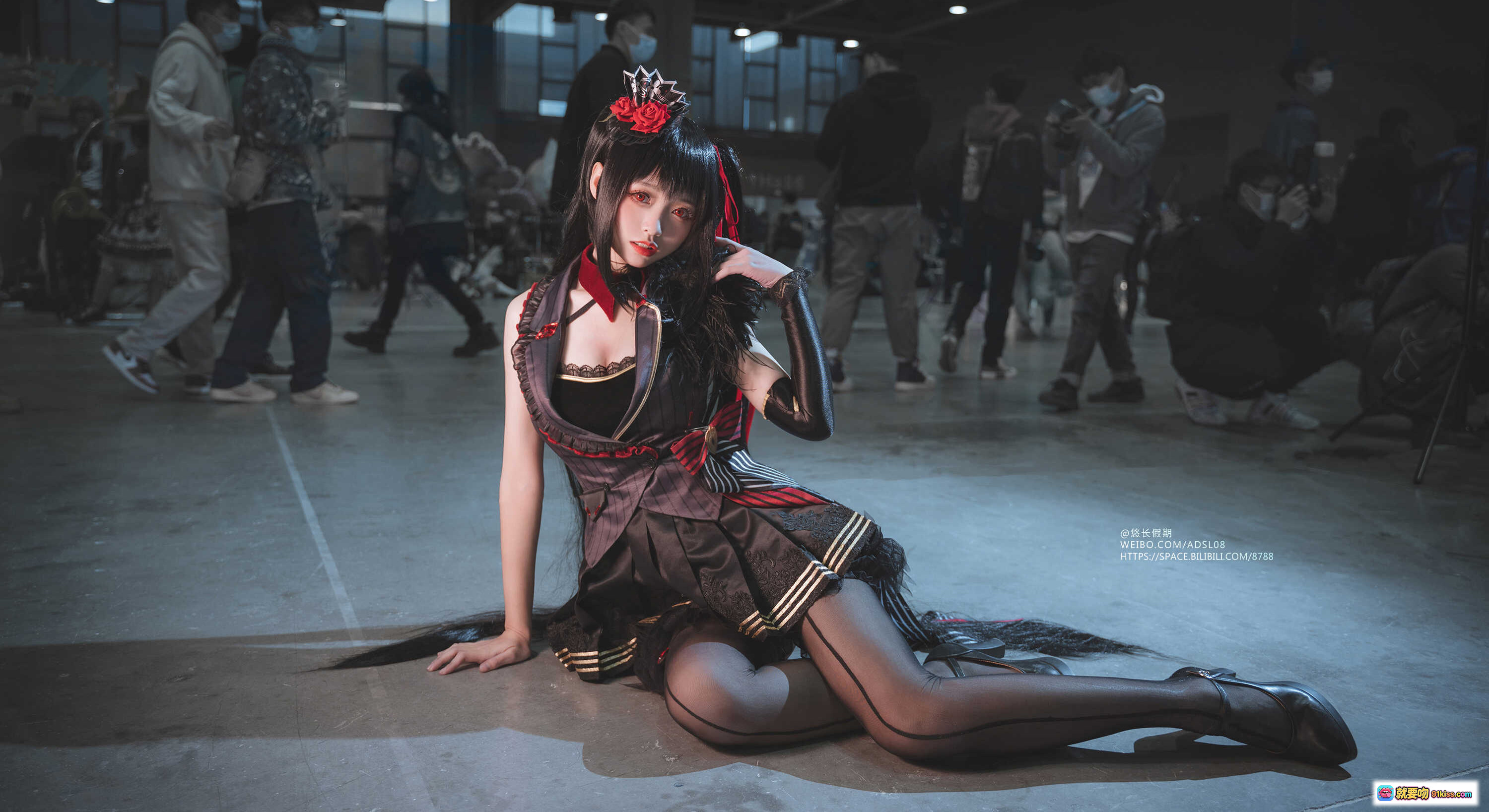 图片[3] - 大大卷卷小卷NO.021 2021萤火虫漫展Cosplay美图 优雅跪姿黑红制服少女写真 - 就要吻