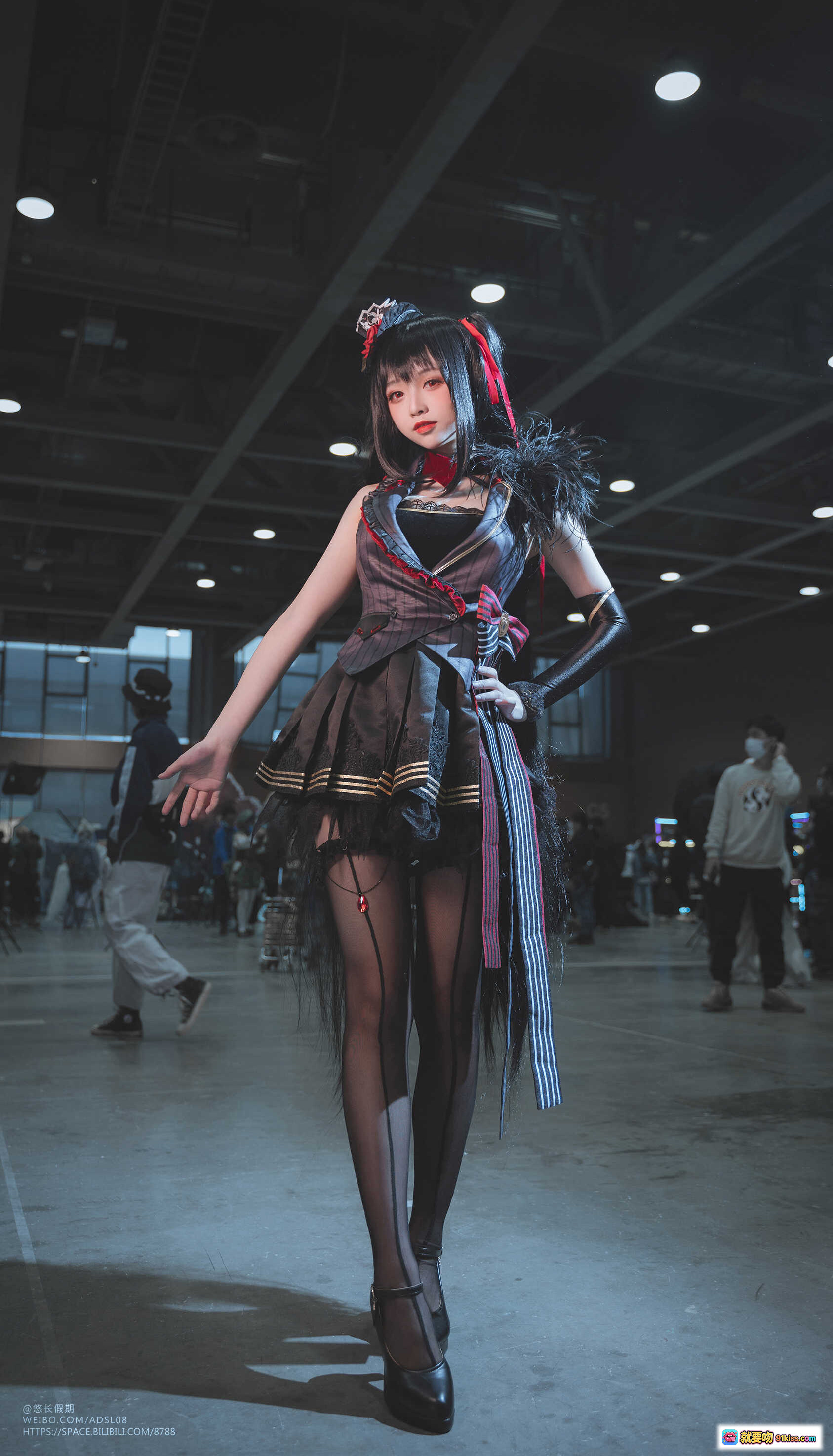 图片[2] - 大大卷卷小卷NO.021 2021萤火虫漫展Cosplay美图 优雅跪姿黑红制服少女写真 - 就要吻