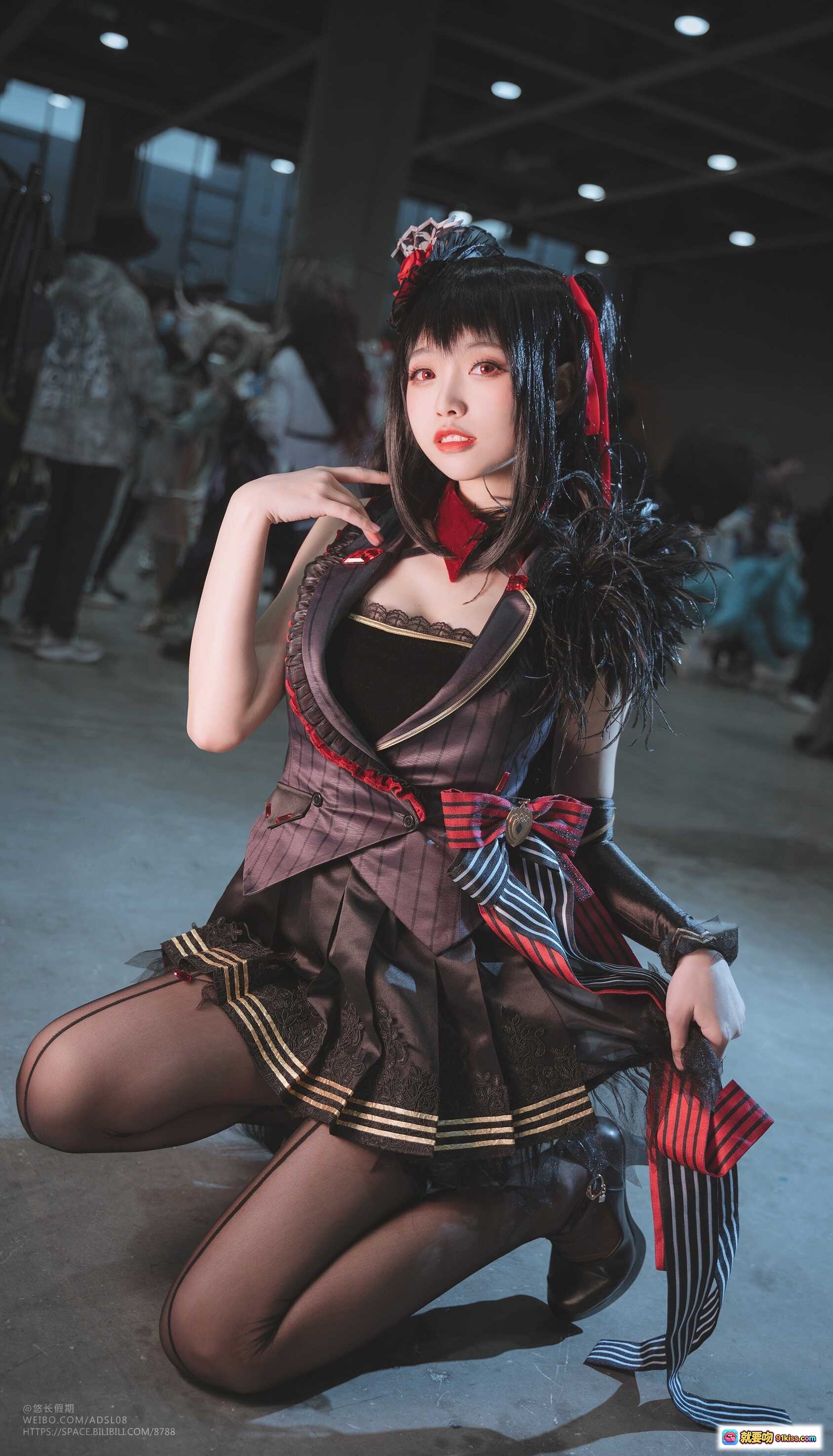图片[5] - 大大卷卷小卷NO.021 2021萤火虫漫展Cosplay美图 优雅跪姿黑红制服少女写真 - 就要吻