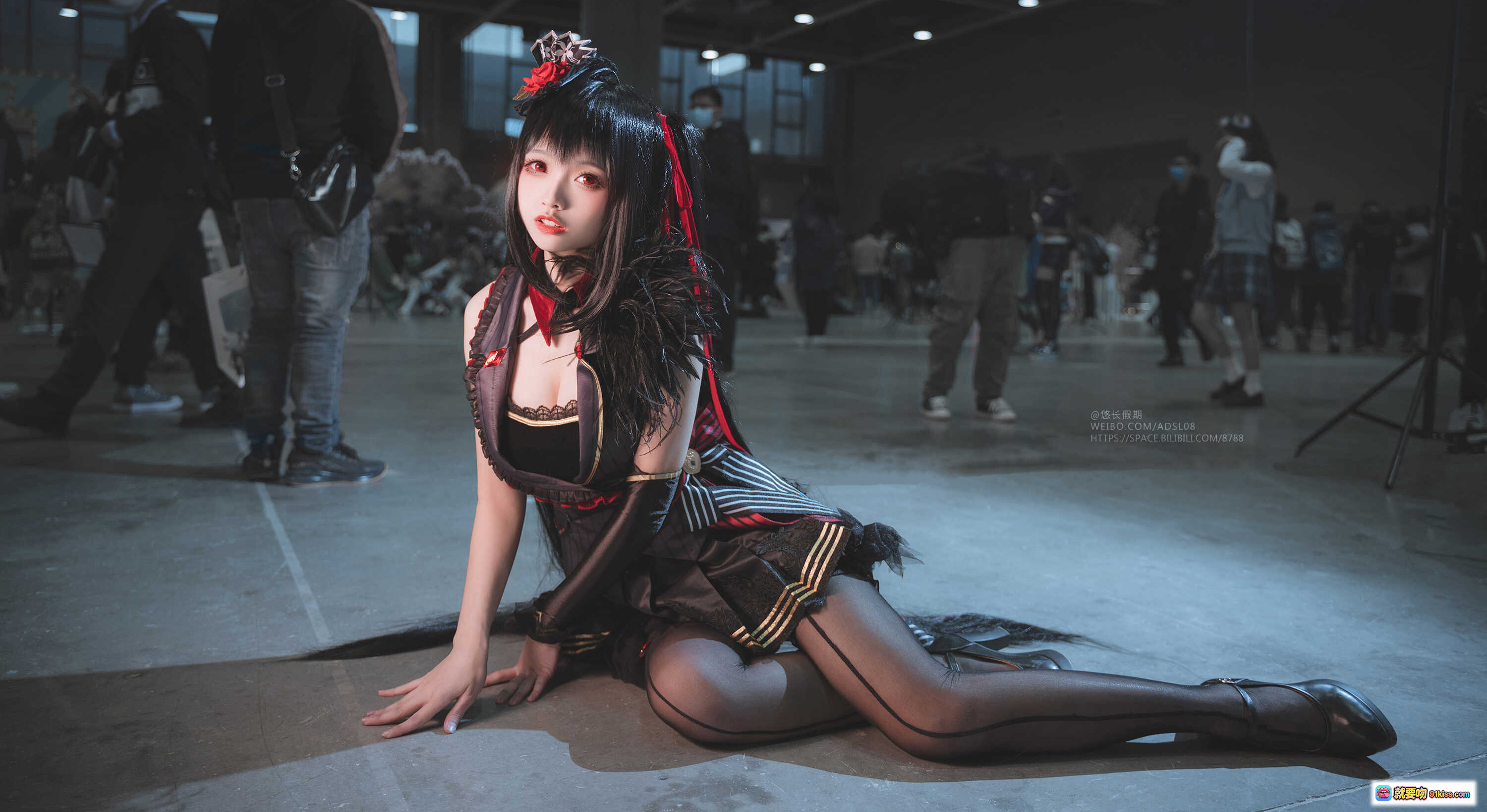 图片[7] - 大大卷卷小卷NO.021 2021萤火虫漫展Cosplay美图 优雅跪姿黑红制服少女写真 - 就要吻
