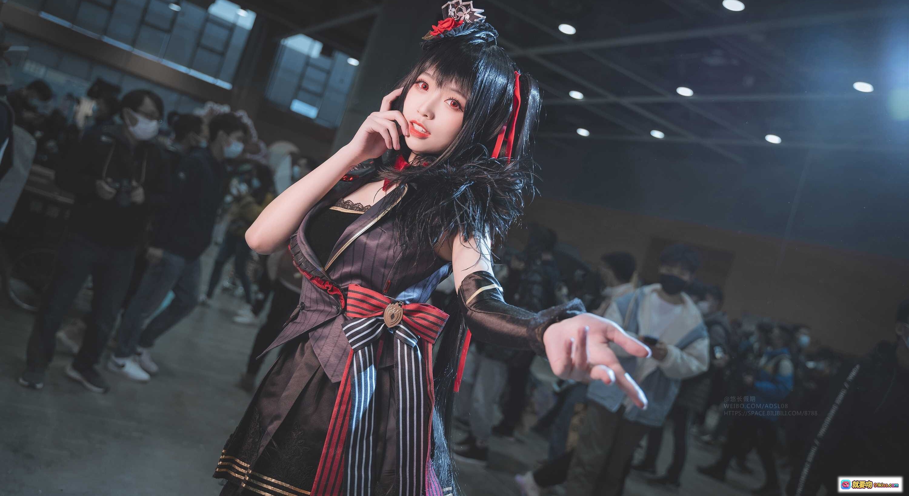 图片[4] - 大大卷卷小卷NO.021 2021萤火虫漫展Cosplay美图 优雅跪姿黑红制服少女写真 - 就要吻