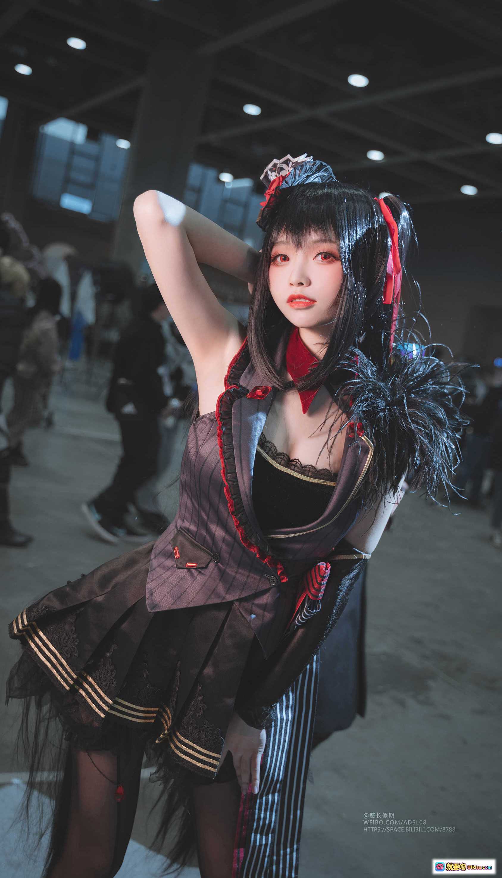 图片[8] - 大大卷卷小卷NO.021 2021萤火虫漫展Cosplay美图 优雅跪姿黑红制服少女写真 - 就要吻