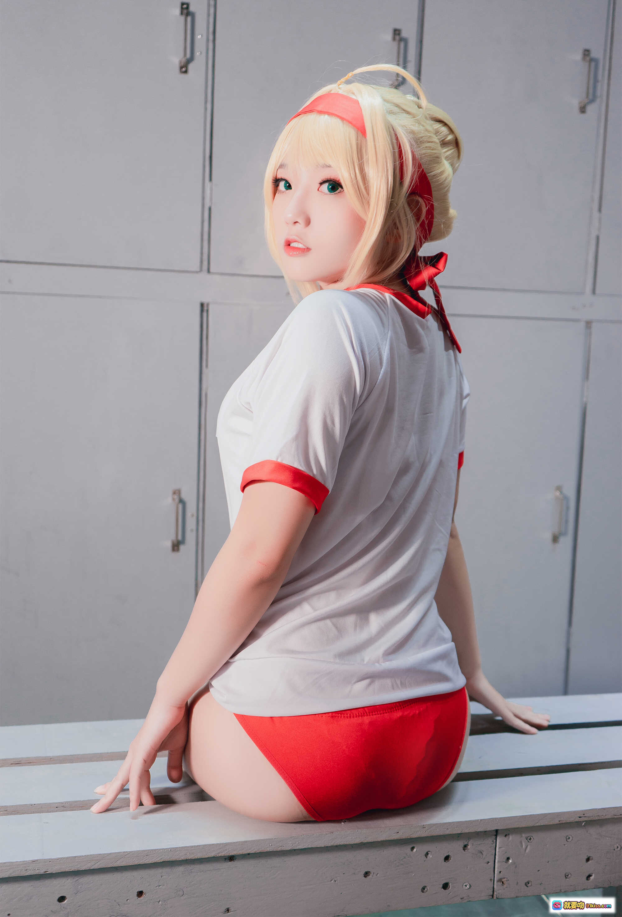 图片[1] - Messie Huang NO.05 Nero Cosplay写真 | 金发红带白T红短裤 | 清纯性感校园风 | 22P高清图集 - 就要吻