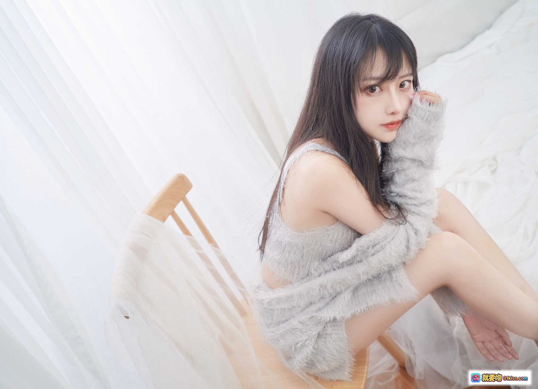 Shika小鹿鹿日系写真NO.027-028 | 柔美少女风 | 灰色毛绒吊带 | 白纱背景 | 木质椅坐姿 | 20P高清图集 - 就要吻