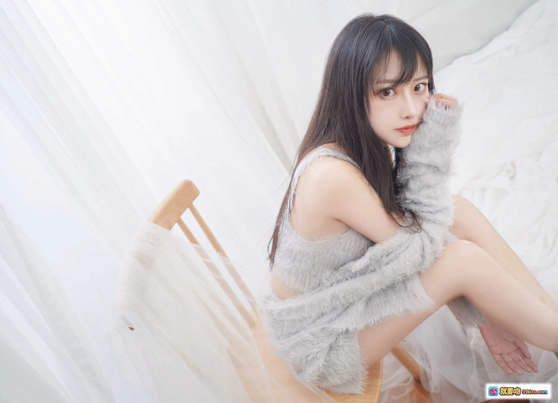 Shika小鹿鹿日系写真NO.027-028 | 柔美少女风 | 灰色毛绒吊带 | 白纱背景 | 木质椅坐姿 | 20P高清图集 - 就要吻