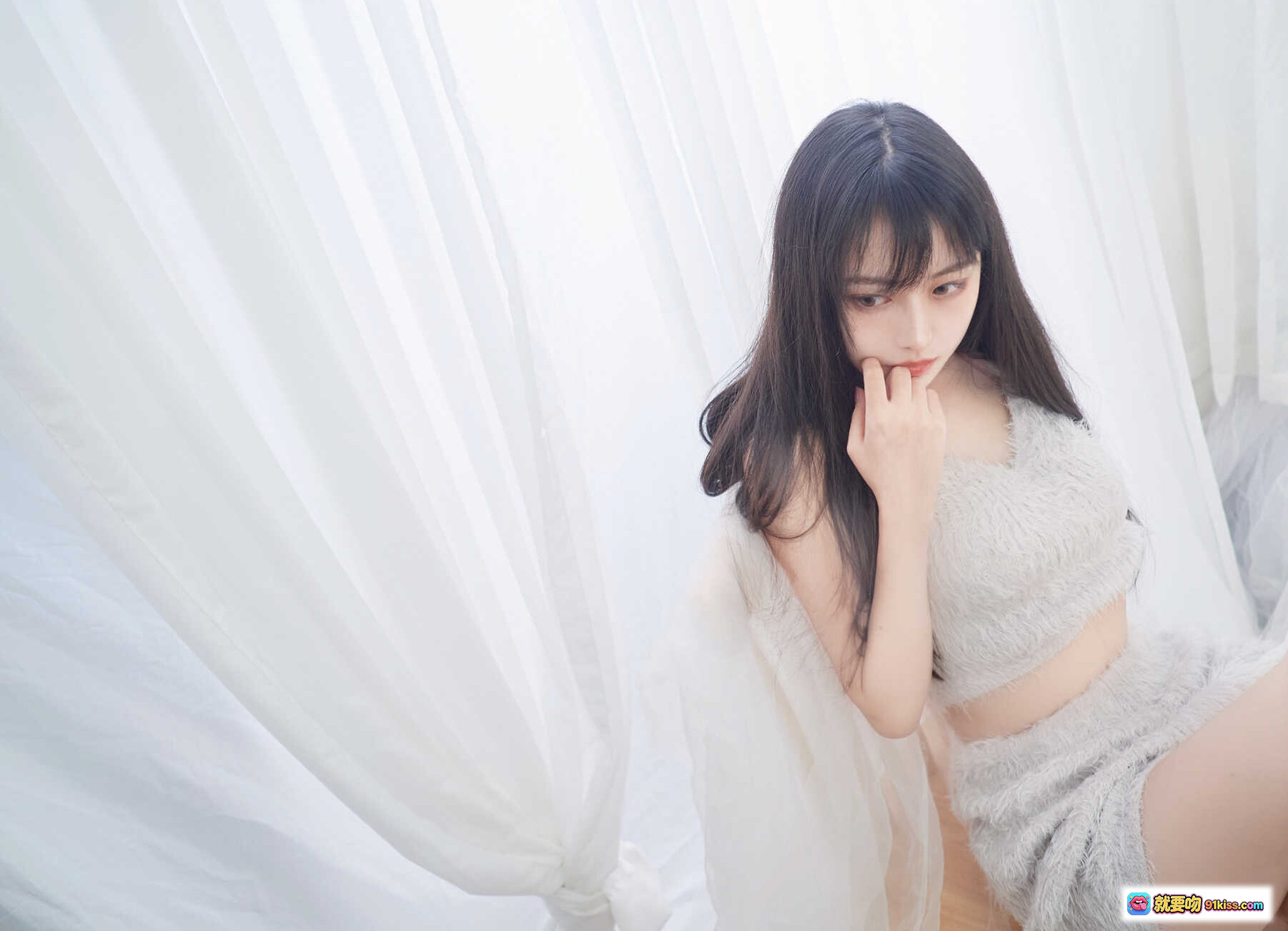 图片[3] - Shika小鹿鹿日系写真NO.027-028 | 柔美少女风 | 灰色毛绒吊带 | 白纱背景 | 木质椅坐姿 | 20P高清图集 - 就要吻