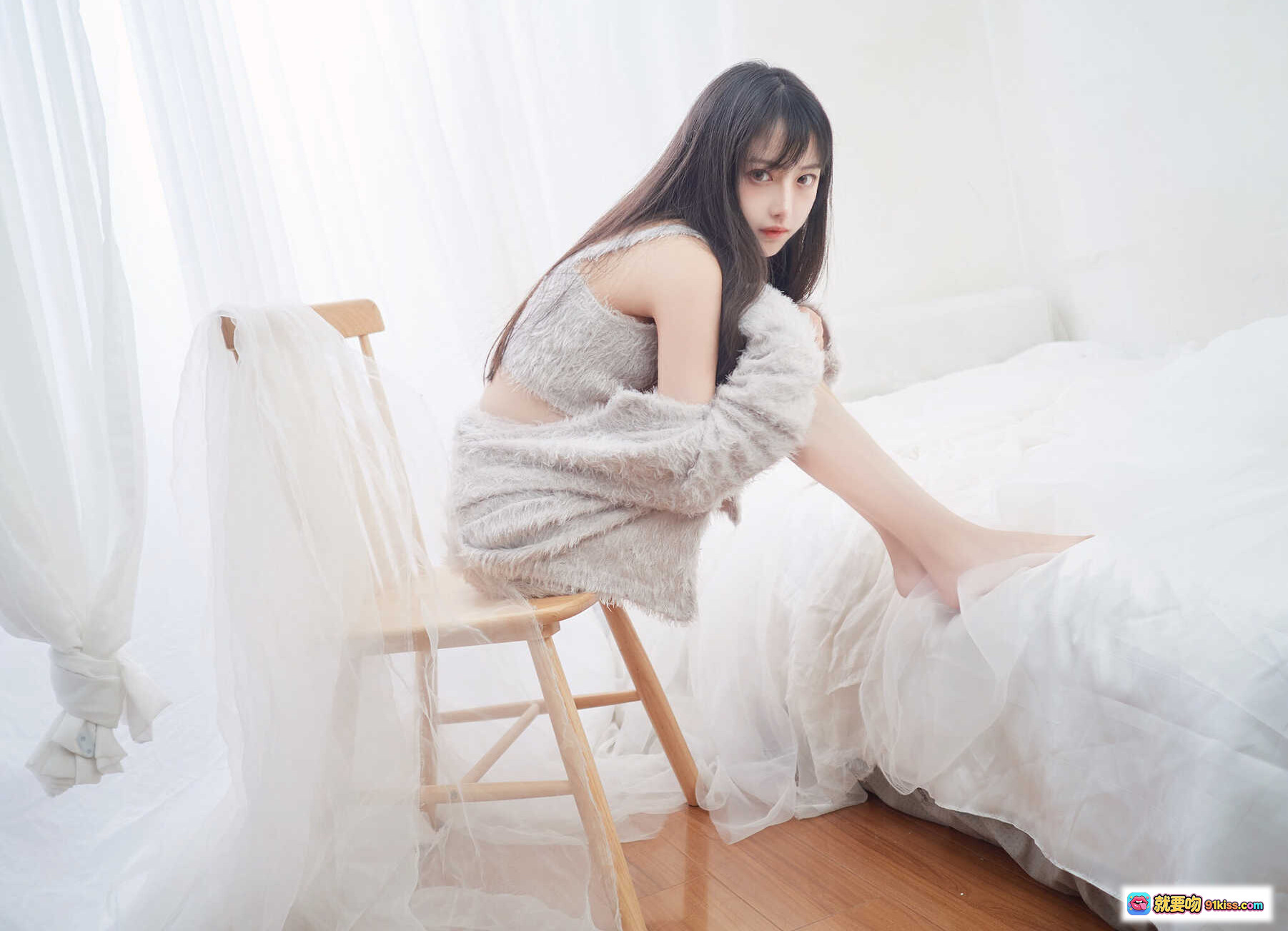 图片[2] - Shika小鹿鹿日系写真NO.027-028 | 柔美少女风 | 灰色毛绒吊带 | 白纱背景 | 木质椅坐姿 | 20P高清图集 - 就要吻