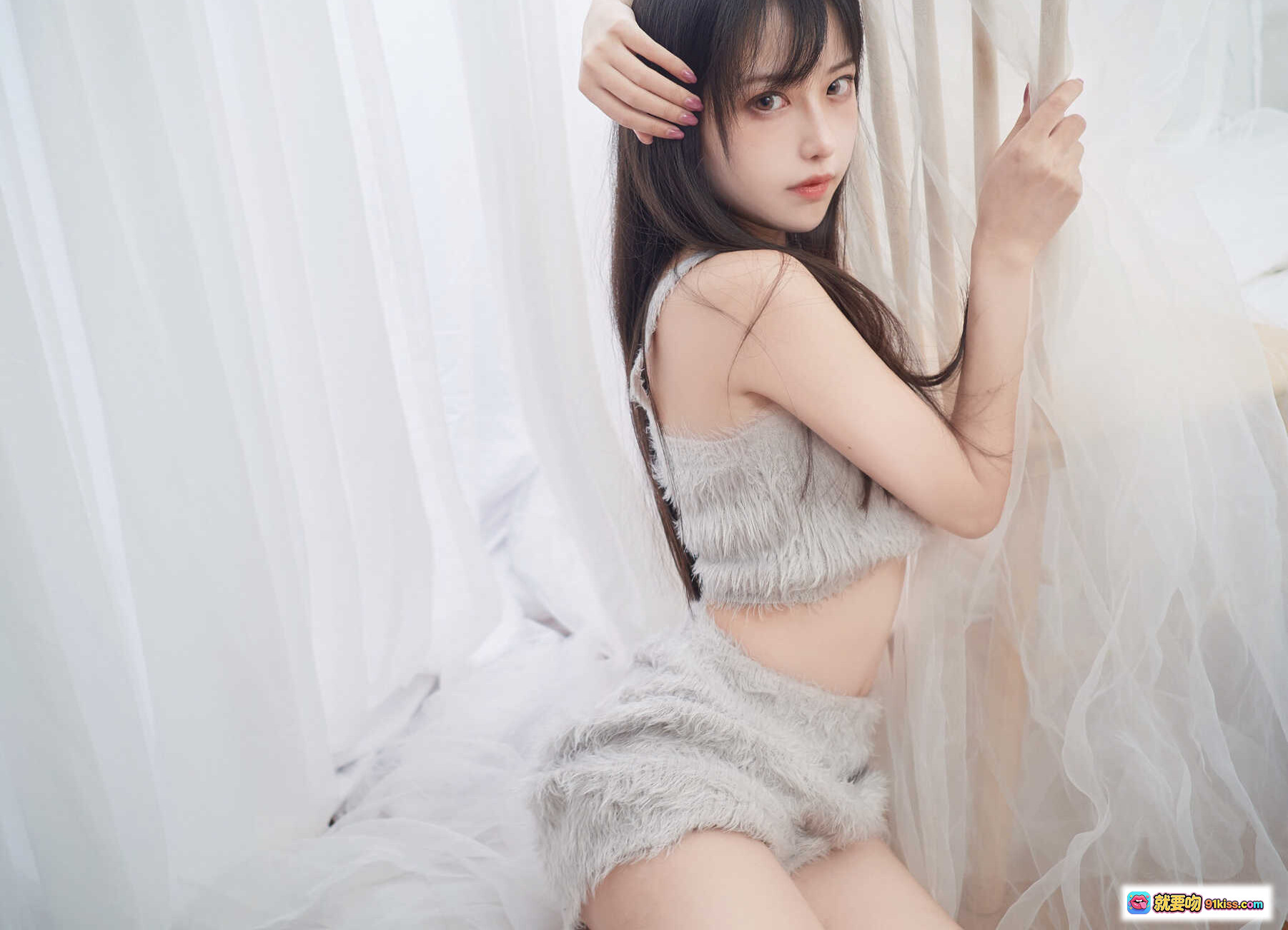 图片[8] - Shika小鹿鹿日系写真NO.027-028 | 柔美少女风 | 灰色毛绒吊带 | 白纱背景 | 木质椅坐姿 | 20P高清图集 - 就要吻