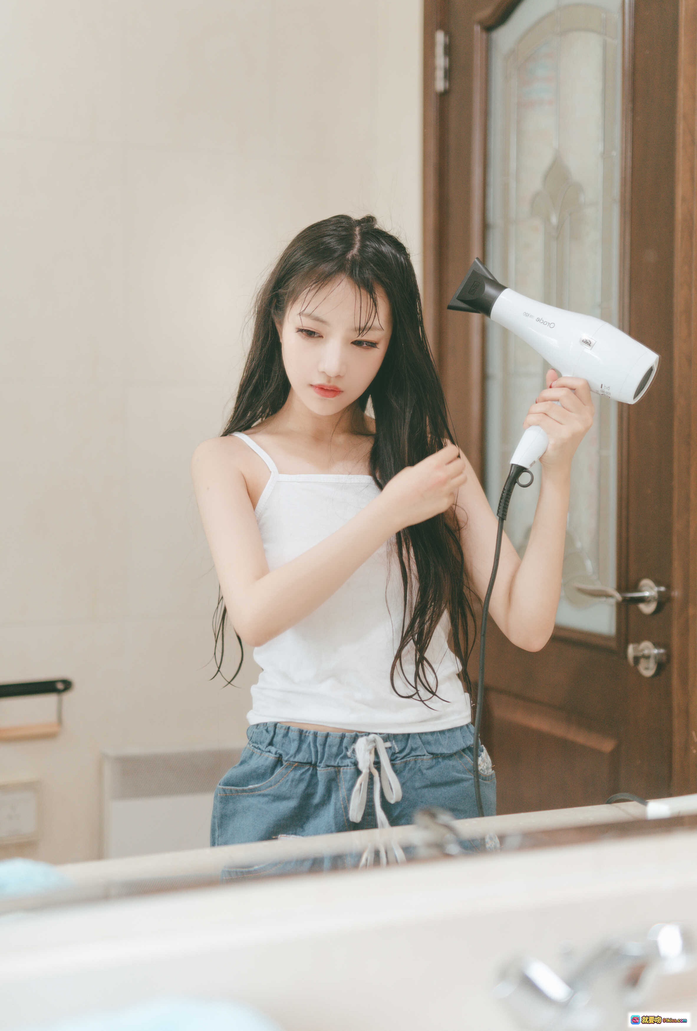 图片[9] - Shika小鹿鹿日系写真NO.027-028 | 柔美少女风 | 灰色毛绒吊带 | 白纱背景 | 木质椅坐姿 | 20P高清图集 - 就要吻