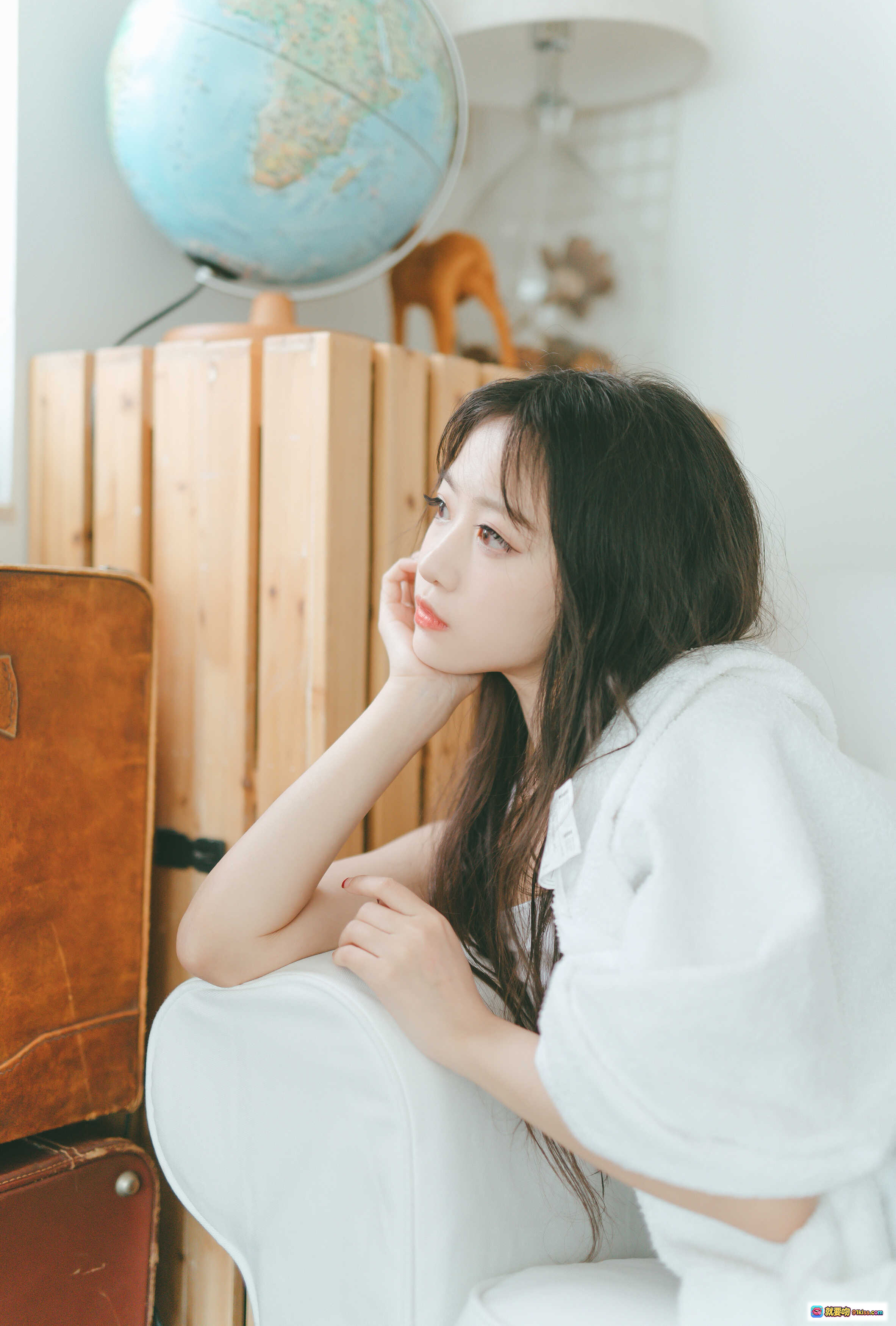 图片[6] - Shika小鹿鹿日系写真NO.027-028 | 柔美少女风 | 灰色毛绒吊带 | 白纱背景 | 木质椅坐姿 | 20P高清图集 - 就要吻