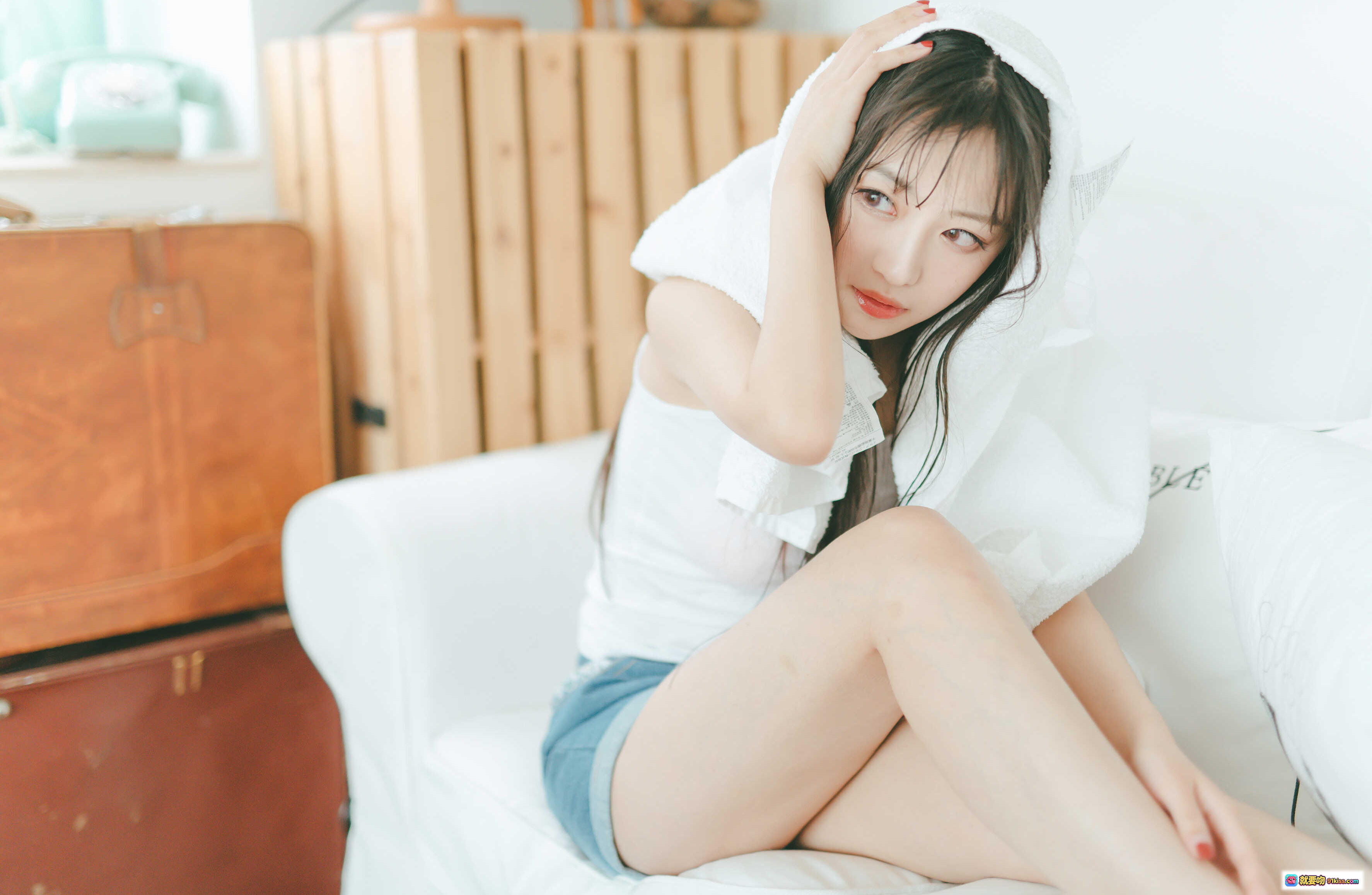 图片[7] - Shika小鹿鹿日系写真NO.027-028 | 柔美少女风 | 灰色毛绒吊带 | 白纱背景 | 木质椅坐姿 | 20P高清图集 - 就要吻