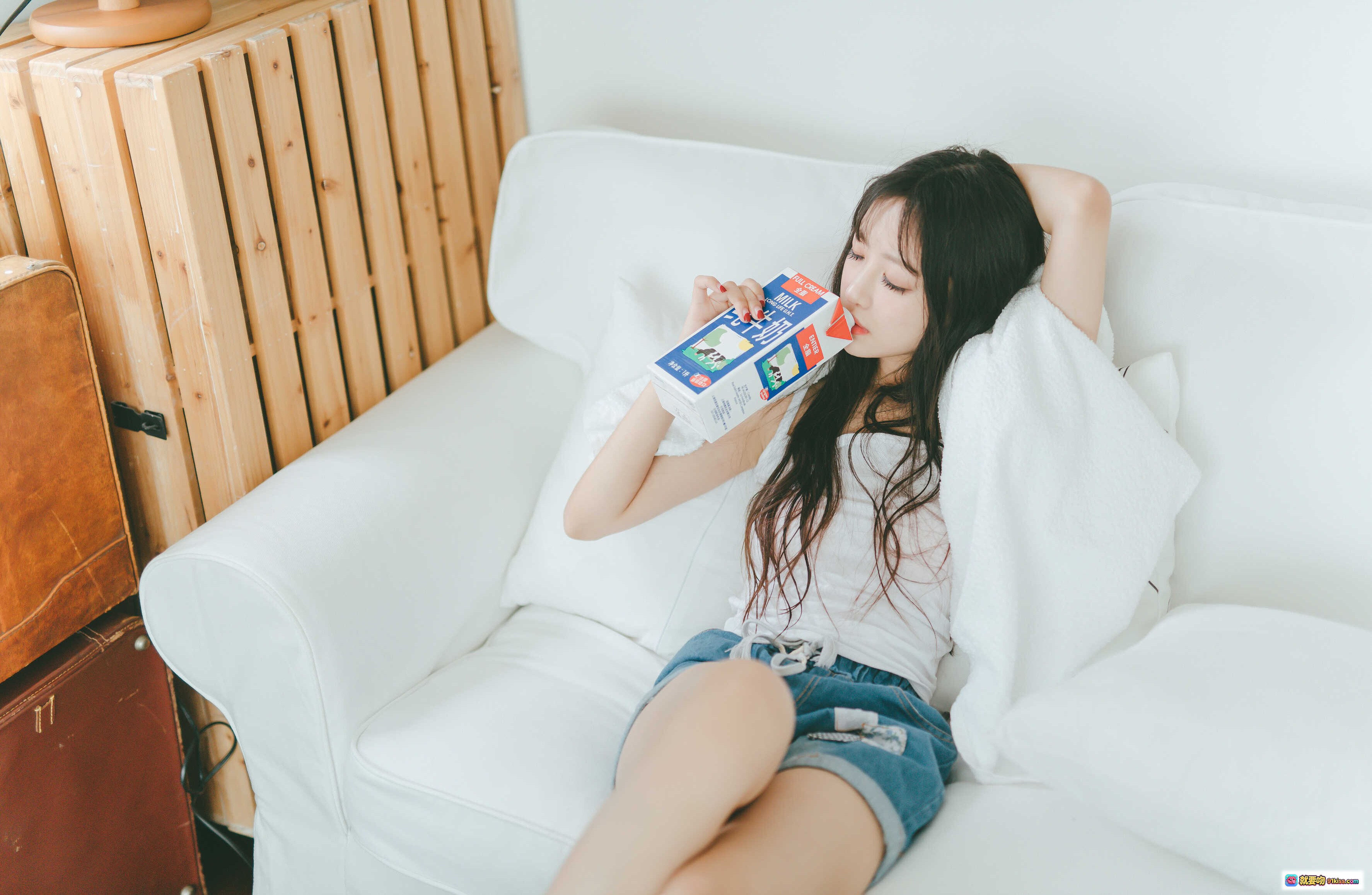 图片[5] - Shika小鹿鹿日系写真NO.027-028 | 柔美少女风 | 灰色毛绒吊带 | 白纱背景 | 木质椅坐姿 | 20P高清图集 - 就要吻