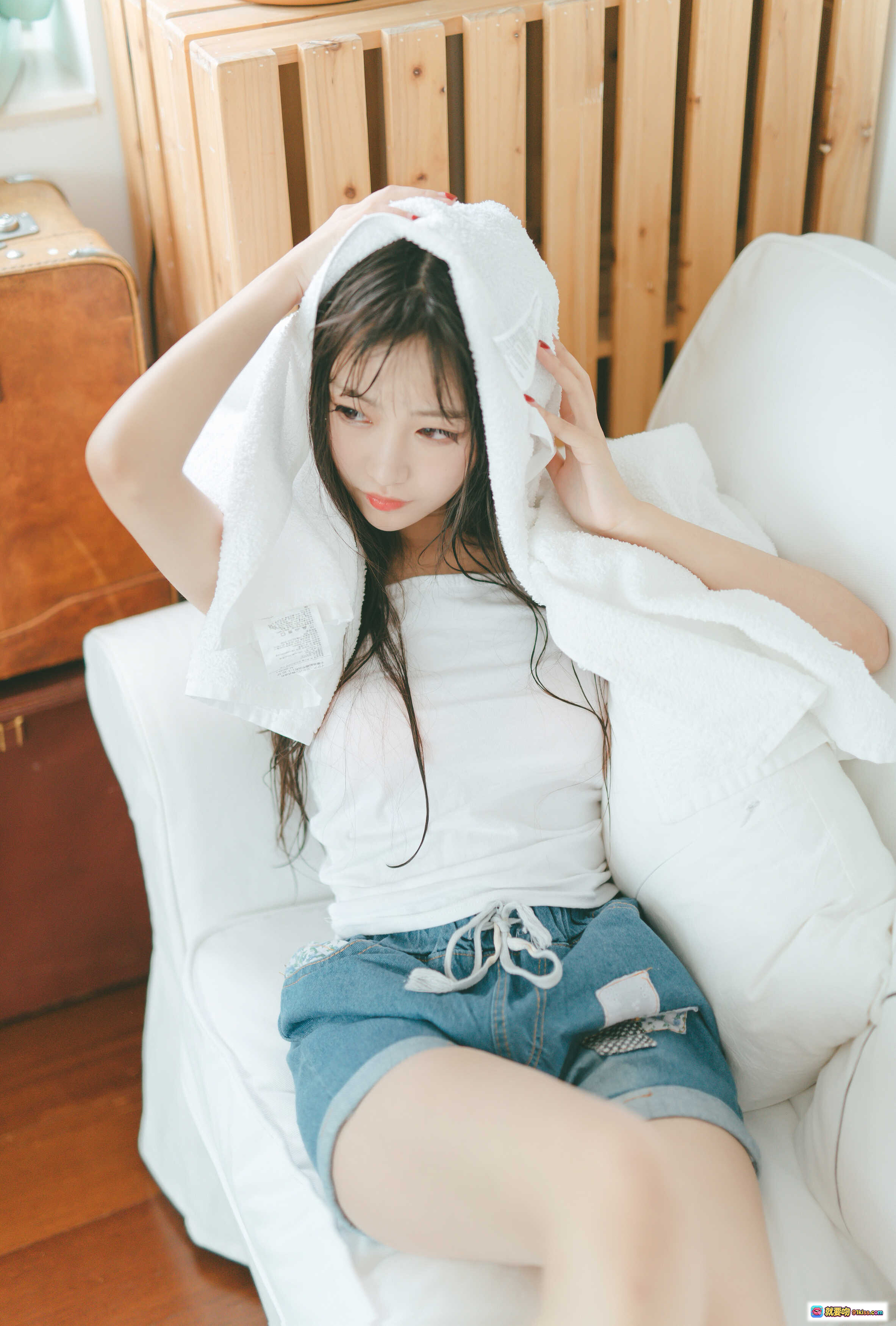 图片[4] - Shika小鹿鹿日系写真NO.027-028 | 柔美少女风 | 灰色毛绒吊带 | 白纱背景 | 木质椅坐姿 | 20P高清图集 - 就要吻