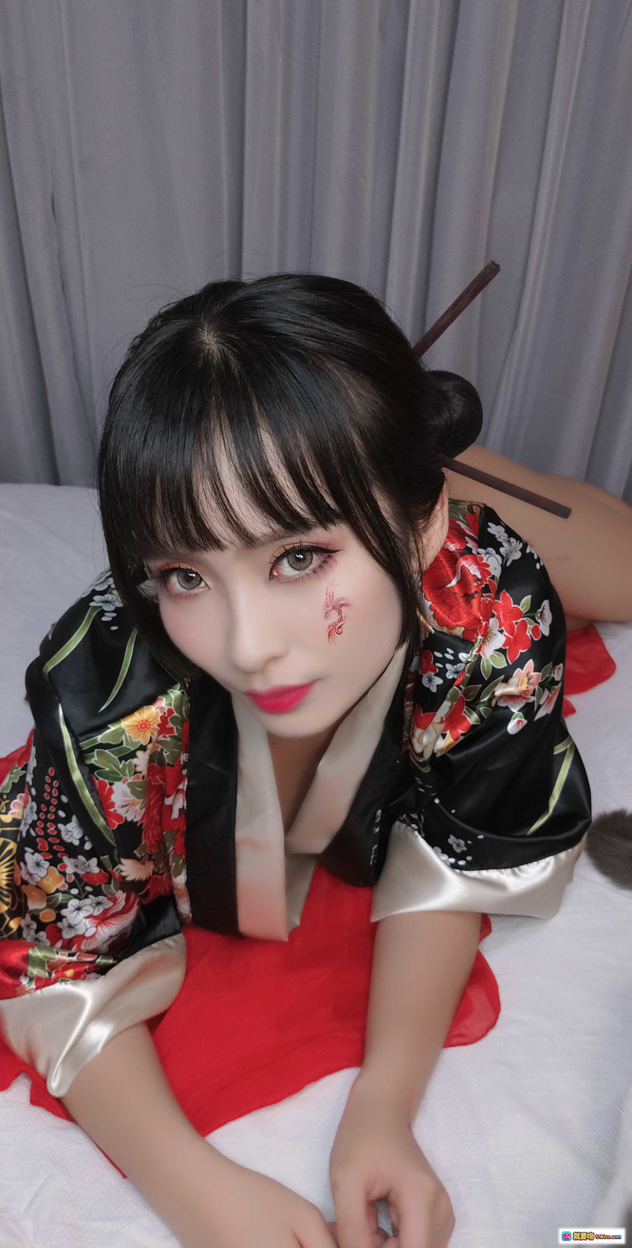 图片[4] - 洛璃 LoLiSAMA NO.003 歌舞伎和风妆容写真｜黑发齐刘海红唇花卉和服造型｜精致日系美妆艺术照 - 就要吻