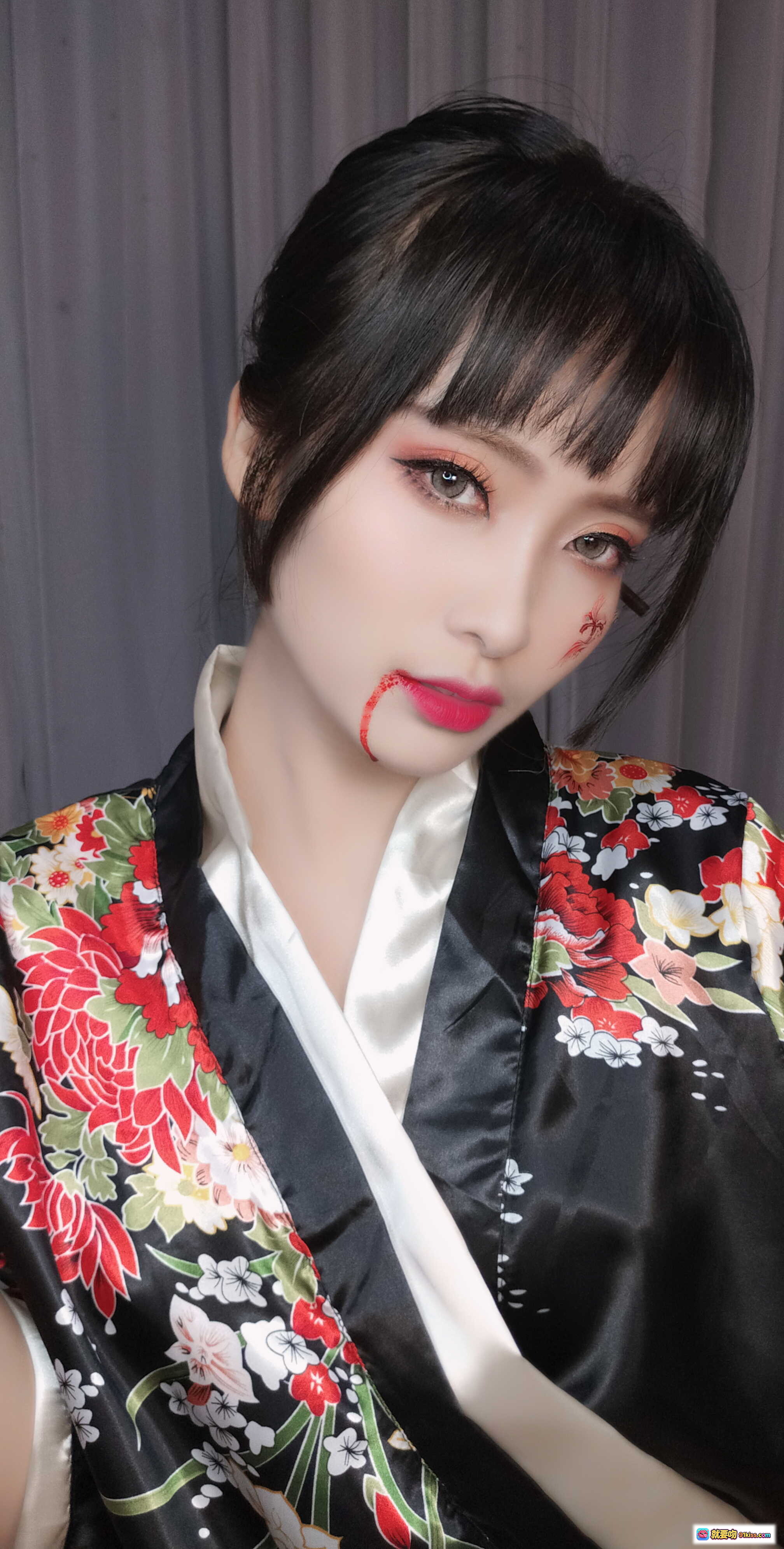 图片[1] - 洛璃 LoLiSAMA NO.003 歌舞伎和风妆容写真｜黑发齐刘海红唇花卉和服造型｜精致日系美妆艺术照 - 就要吻
