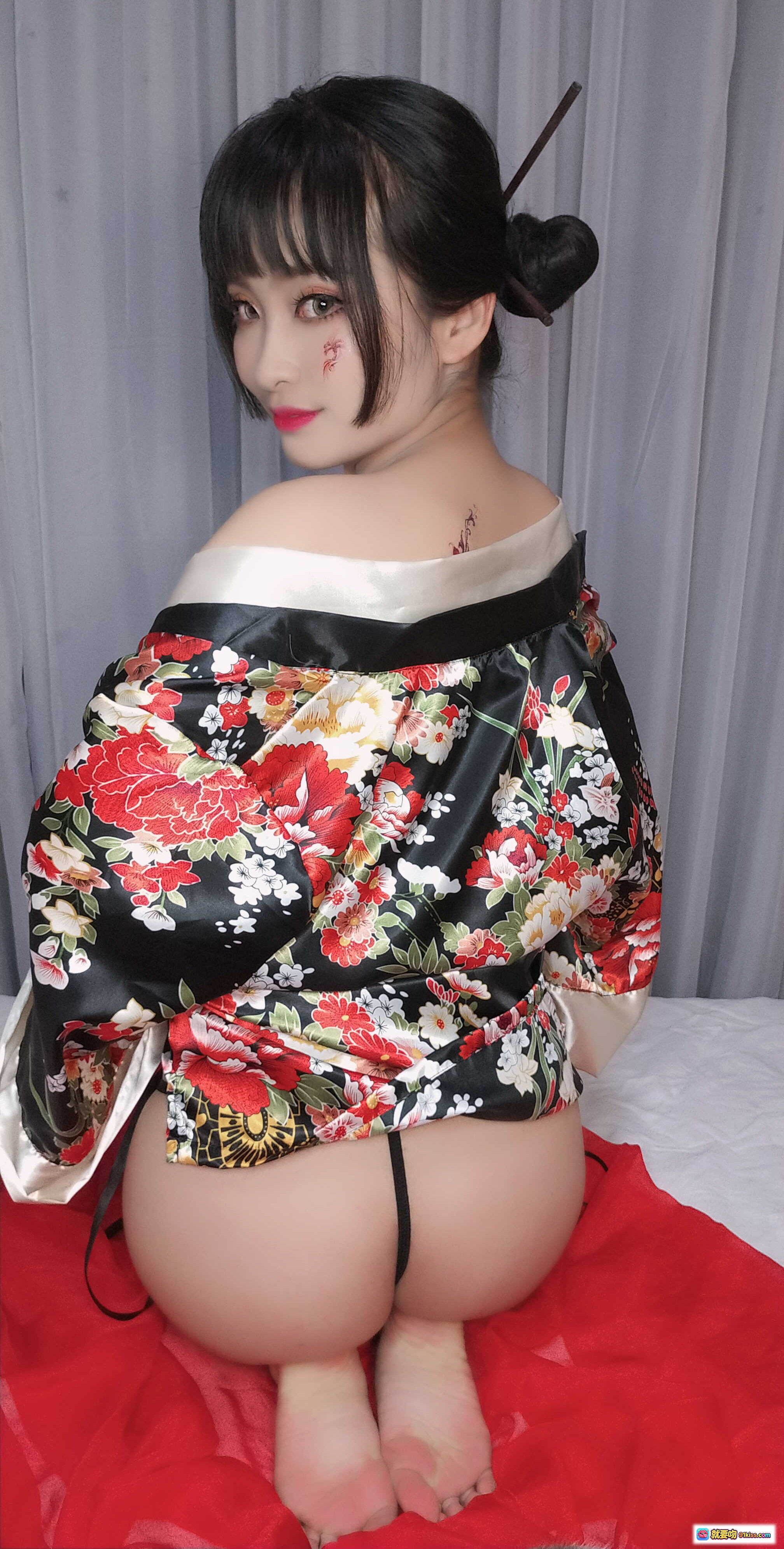 图片[10] - 洛璃 LoLiSAMA NO.003 歌舞伎和风妆容写真｜黑发齐刘海红唇花卉和服造型｜精致日系美妆艺术照 - 就要吻