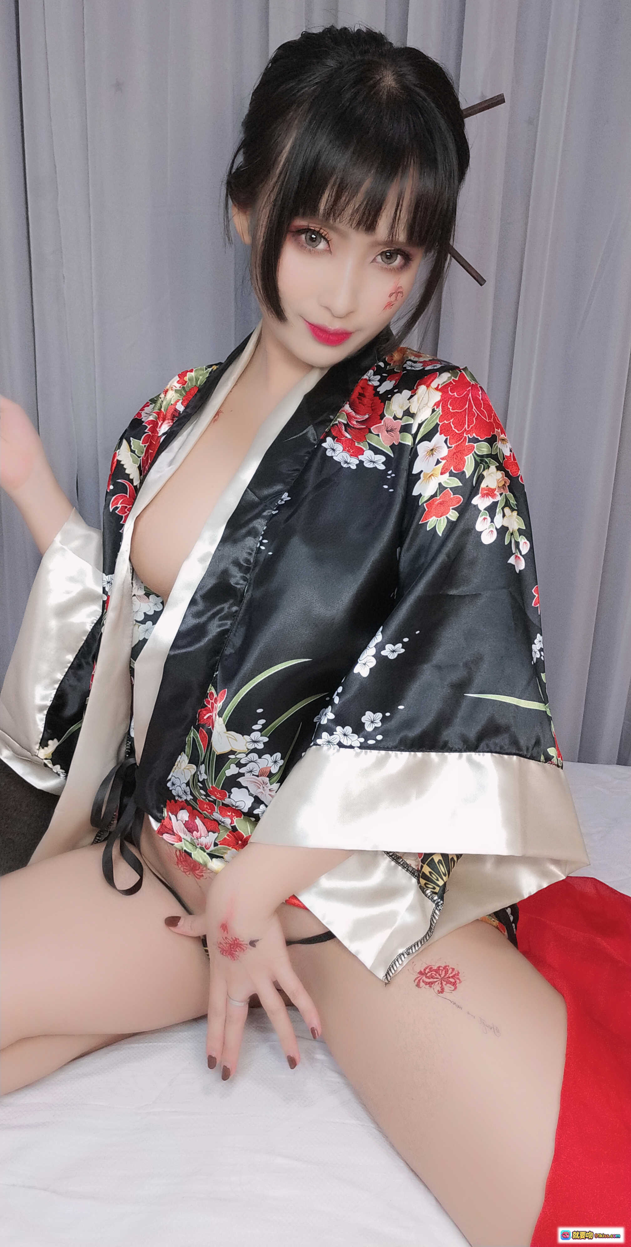 图片[7] - 洛璃 LoLiSAMA NO.003 歌舞伎和风妆容写真｜黑发齐刘海红唇花卉和服造型｜精致日系美妆艺术照 - 就要吻