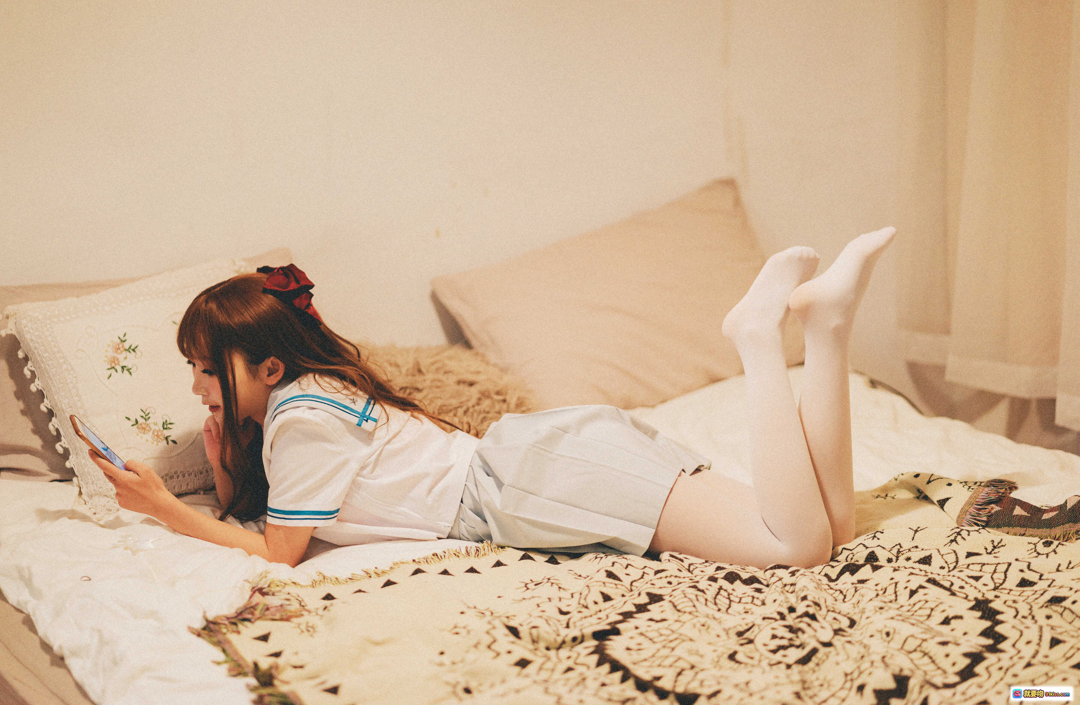 图片[10] - 面饼仙儿NO.043 JK秀 16P高清写真 白色短裙美腿特写 温柔卧室氛围感 民族风毯子搭配 舒适居家风少女摄影 - 就要吻