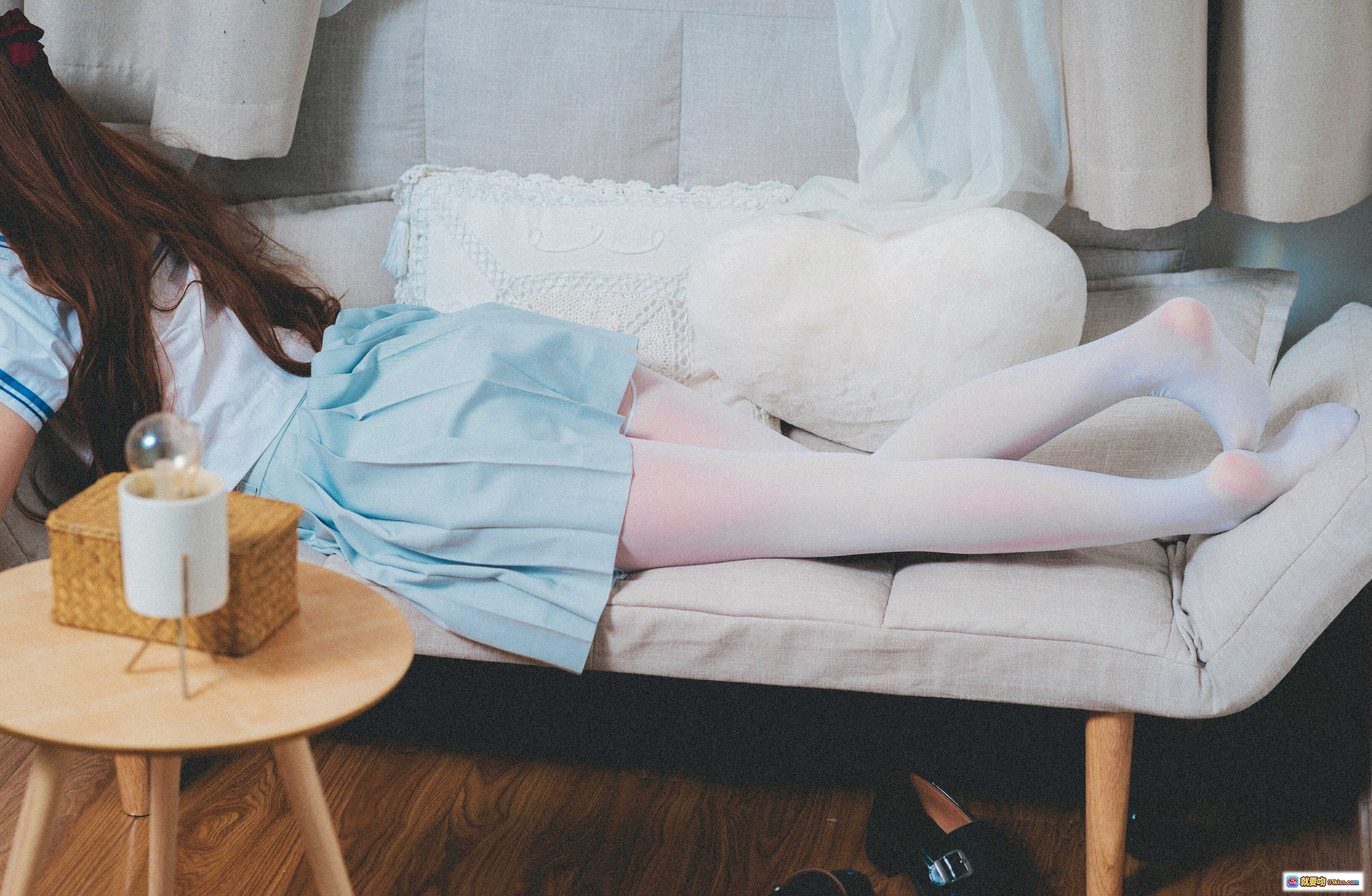 图片[4] - 面饼仙儿NO.043 JK秀 16P高清写真 白色短裙美腿特写 温柔卧室氛围感 民族风毯子搭配 舒适居家风少女摄影 - 就要吻