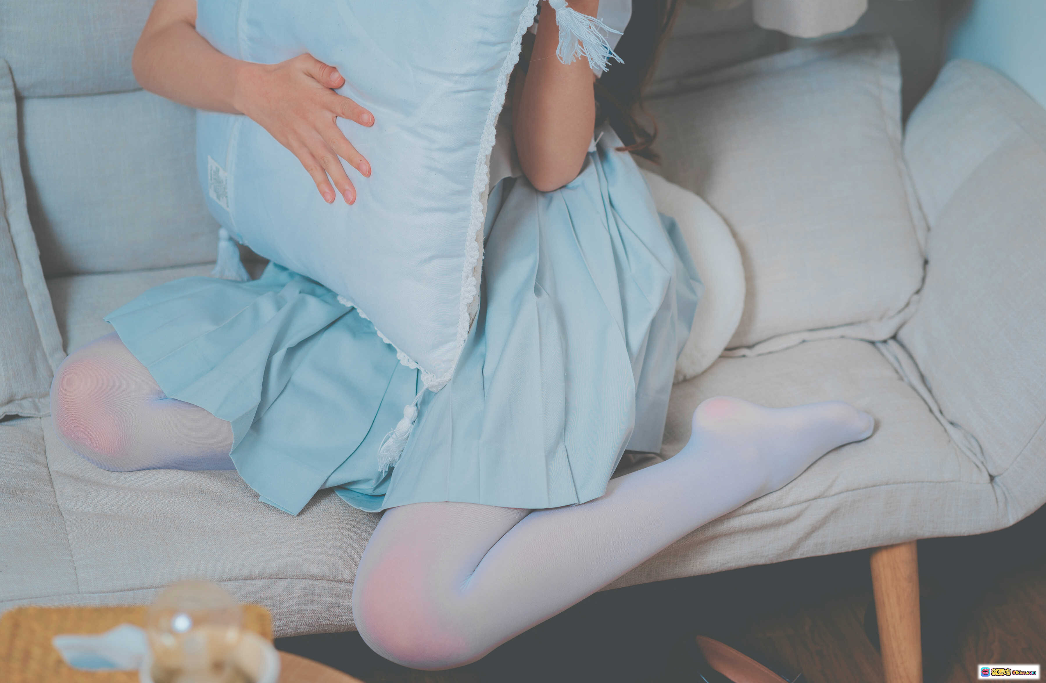 图片[8] - 面饼仙儿NO.043 JK秀 16P高清写真 白色短裙美腿特写 温柔卧室氛围感 民族风毯子搭配 舒适居家风少女摄影 - 就要吻