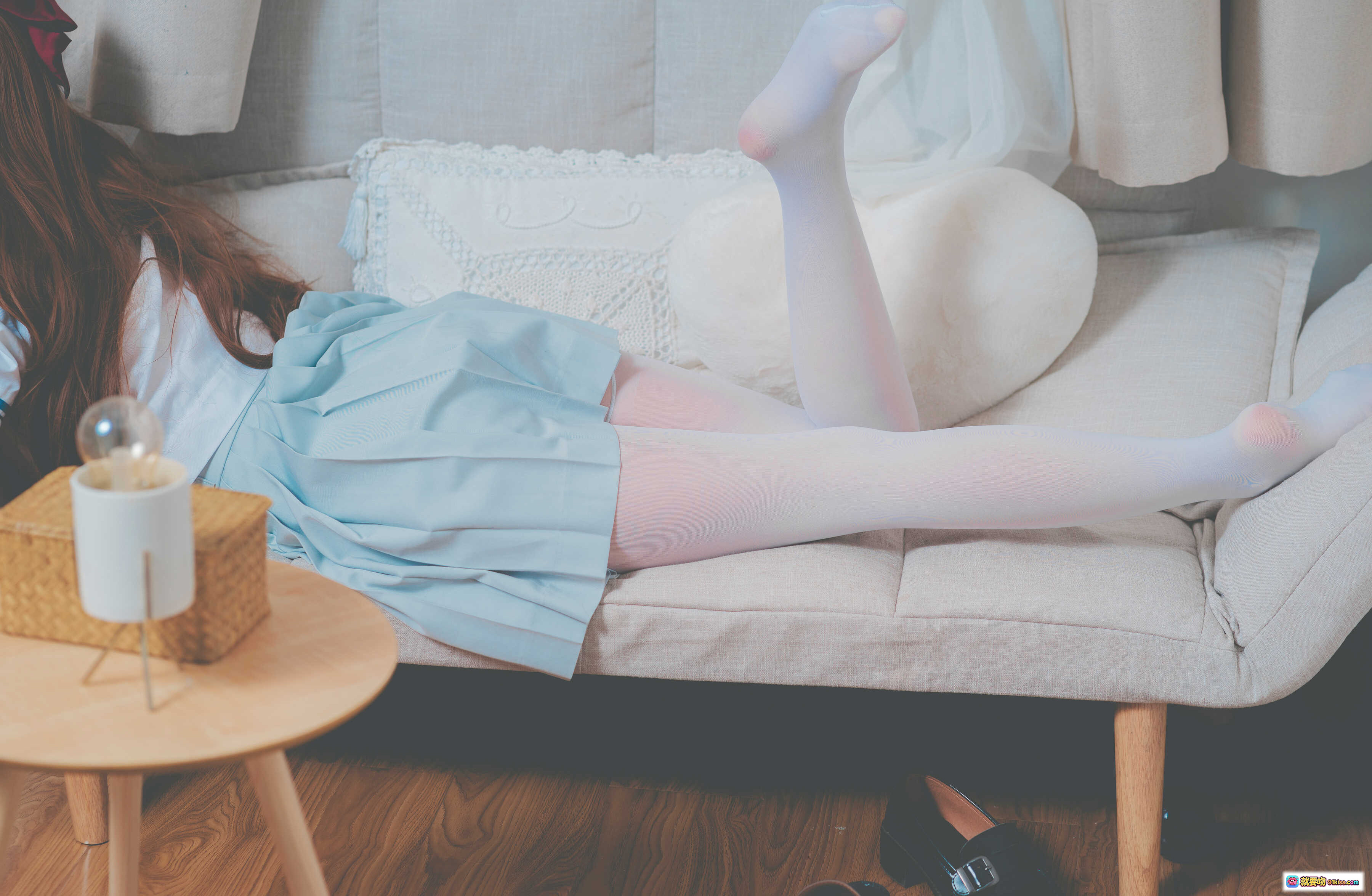 图片[7] - 面饼仙儿NO.043 JK秀 16P高清写真 白色短裙美腿特写 温柔卧室氛围感 民族风毯子搭配 舒适居家风少女摄影 - 就要吻