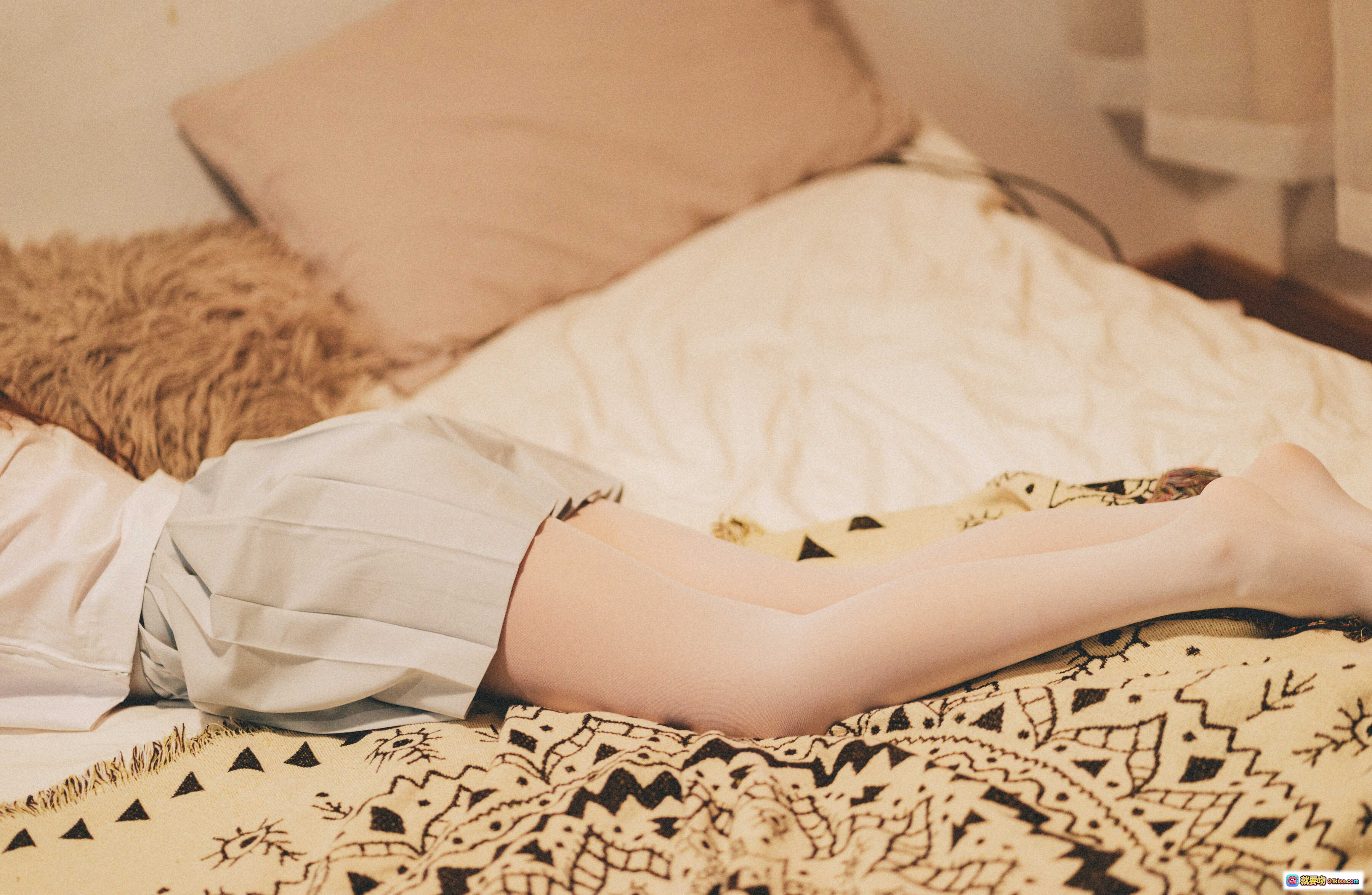 面饼仙儿NO.043 JK秀 16P高清写真 白色短裙美腿特写 温柔卧室氛围感 民族风毯子搭配 舒适居家风少女摄影 - 就要吻