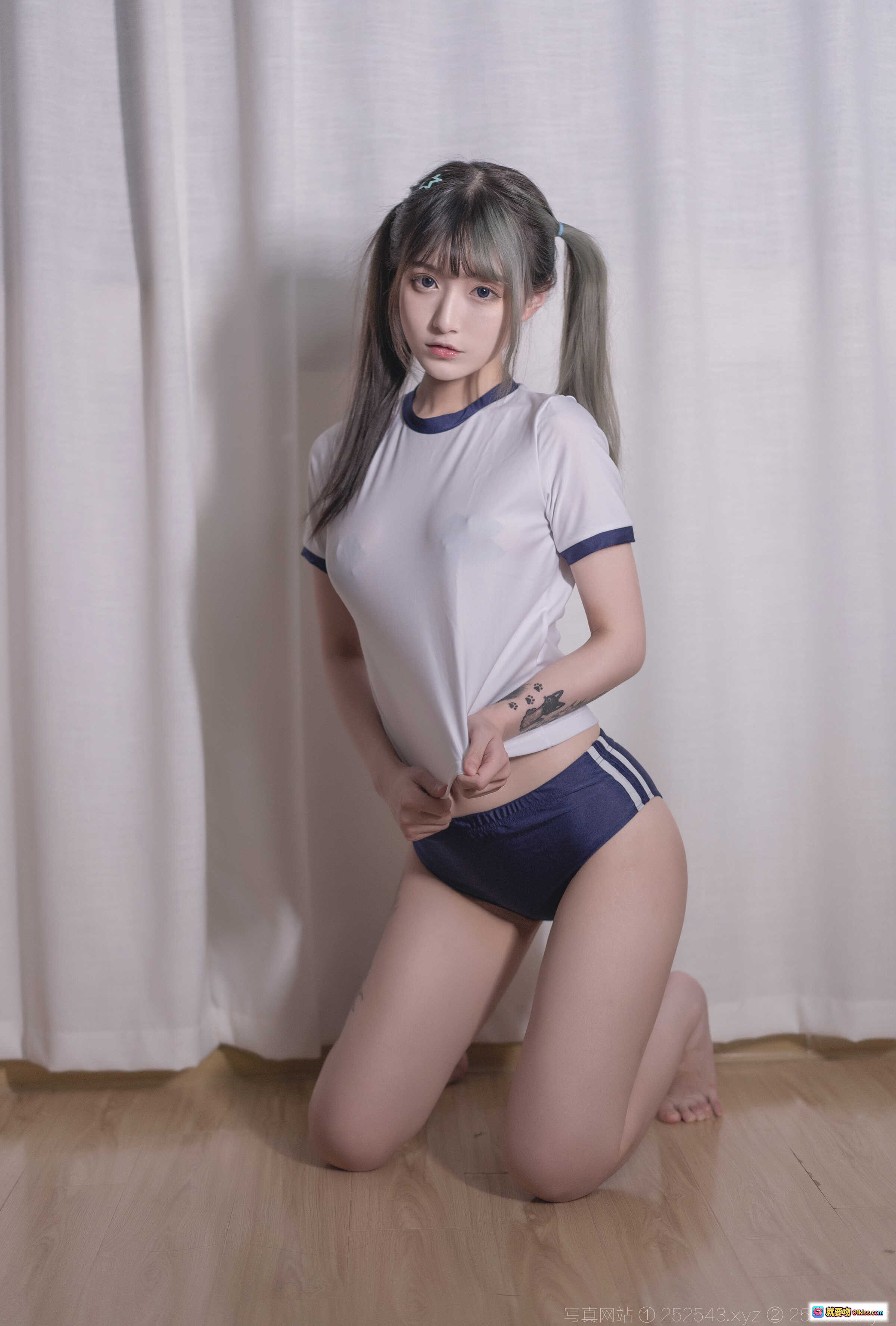 图片[4] - 铁板烧鬼舞w NO.020 制服本 体操服写真 18P 236M 白色短袖深蓝短裤 纹身少女 侧身露腰 高清私房照 - 就要吻