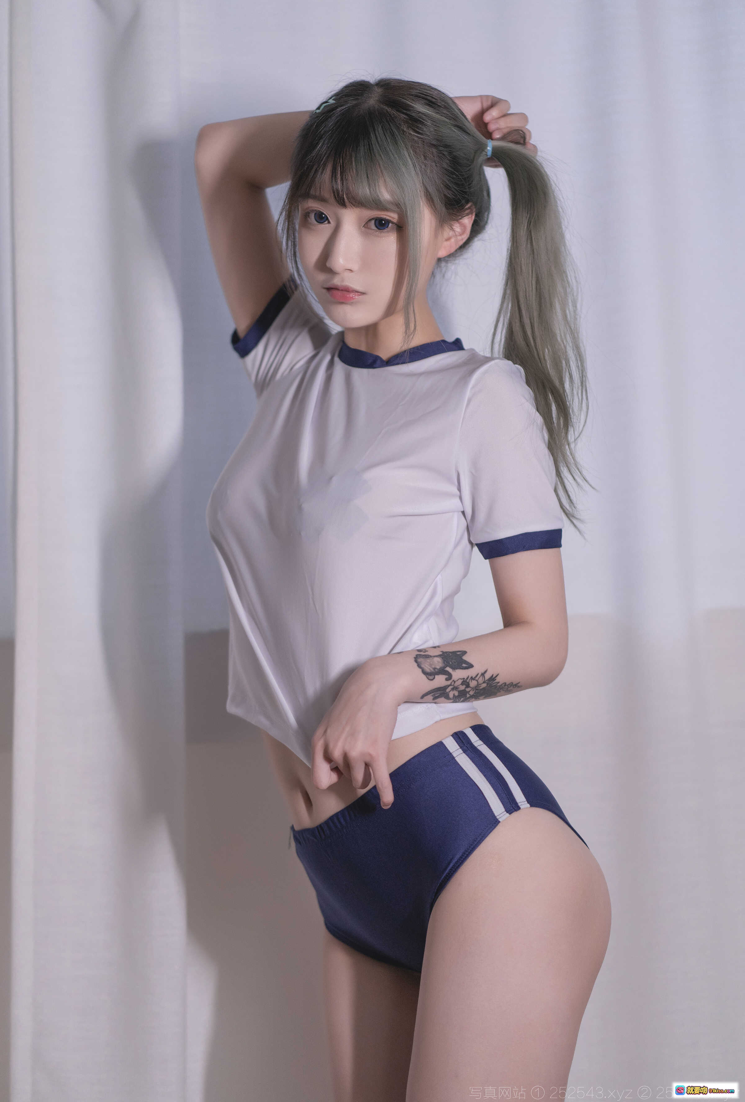 图片[2] - 铁板烧鬼舞w NO.020 制服本 体操服写真 18P 236M 白色短袖深蓝短裤 纹身少女 侧身露腰 高清私房照 - 就要吻