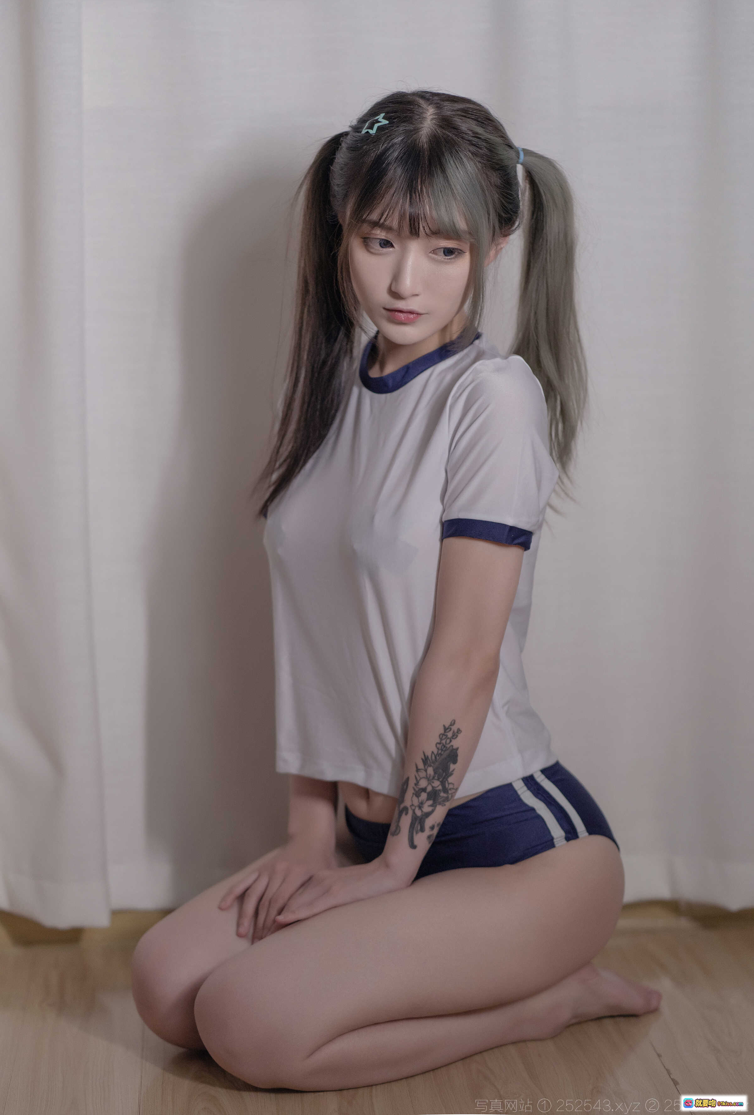 图片[6] - 铁板烧鬼舞w NO.020 制服本 体操服写真 18P 236M 白色短袖深蓝短裤 纹身少女 侧身露腰 高清私房照 - 就要吻