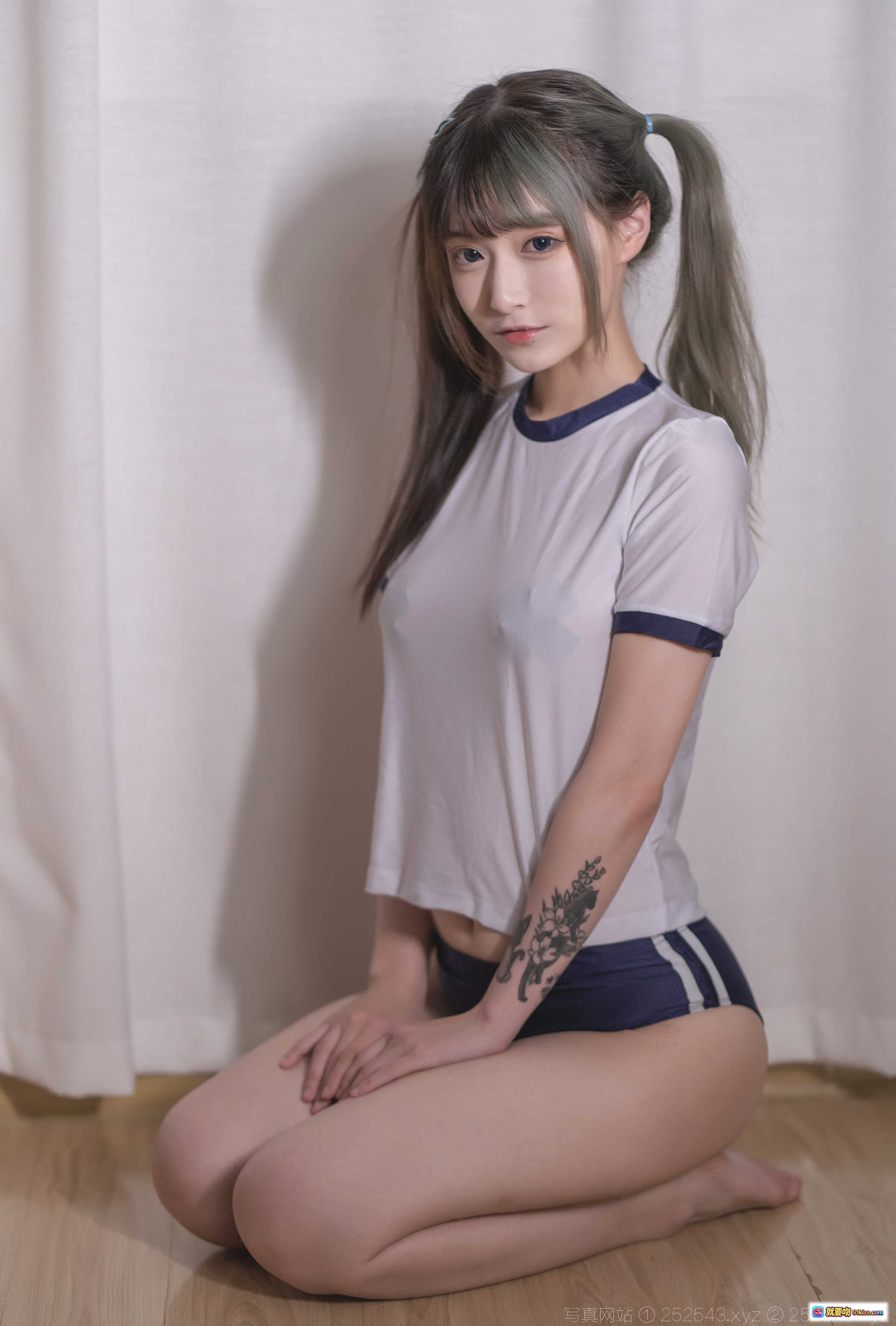 图片[8] - 铁板烧鬼舞w NO.020 制服本 体操服写真 18P 236M 白色短袖深蓝短裤 纹身少女 侧身露腰 高清私房照 - 就要吻