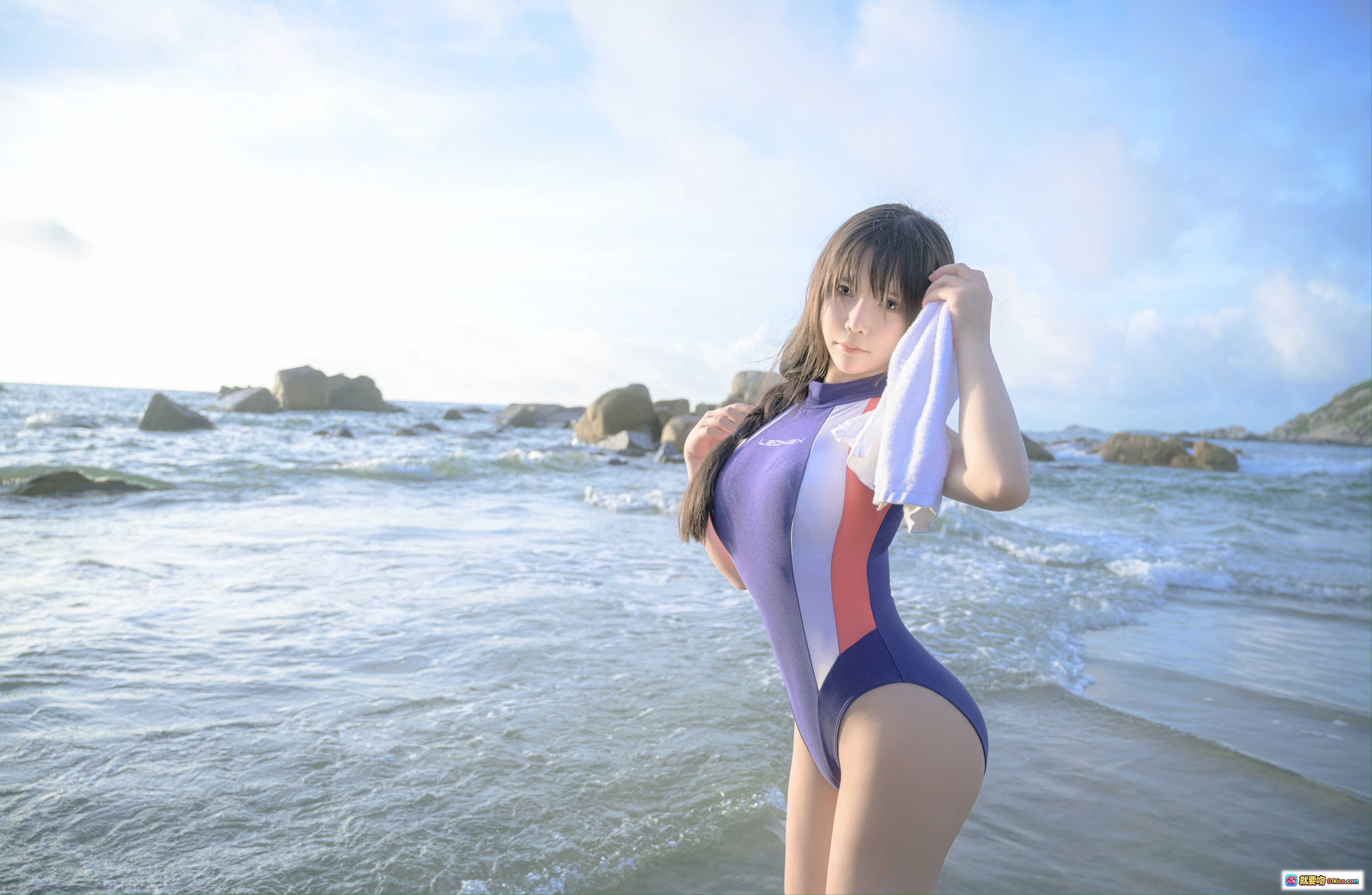 图片[1] - 抱走莫子A NO.031 竞技泳衣海边写真 修身显瘦紫色拼接设计 海滩岩石背景 清新自然风 高清69P摄影集 - 就要吻