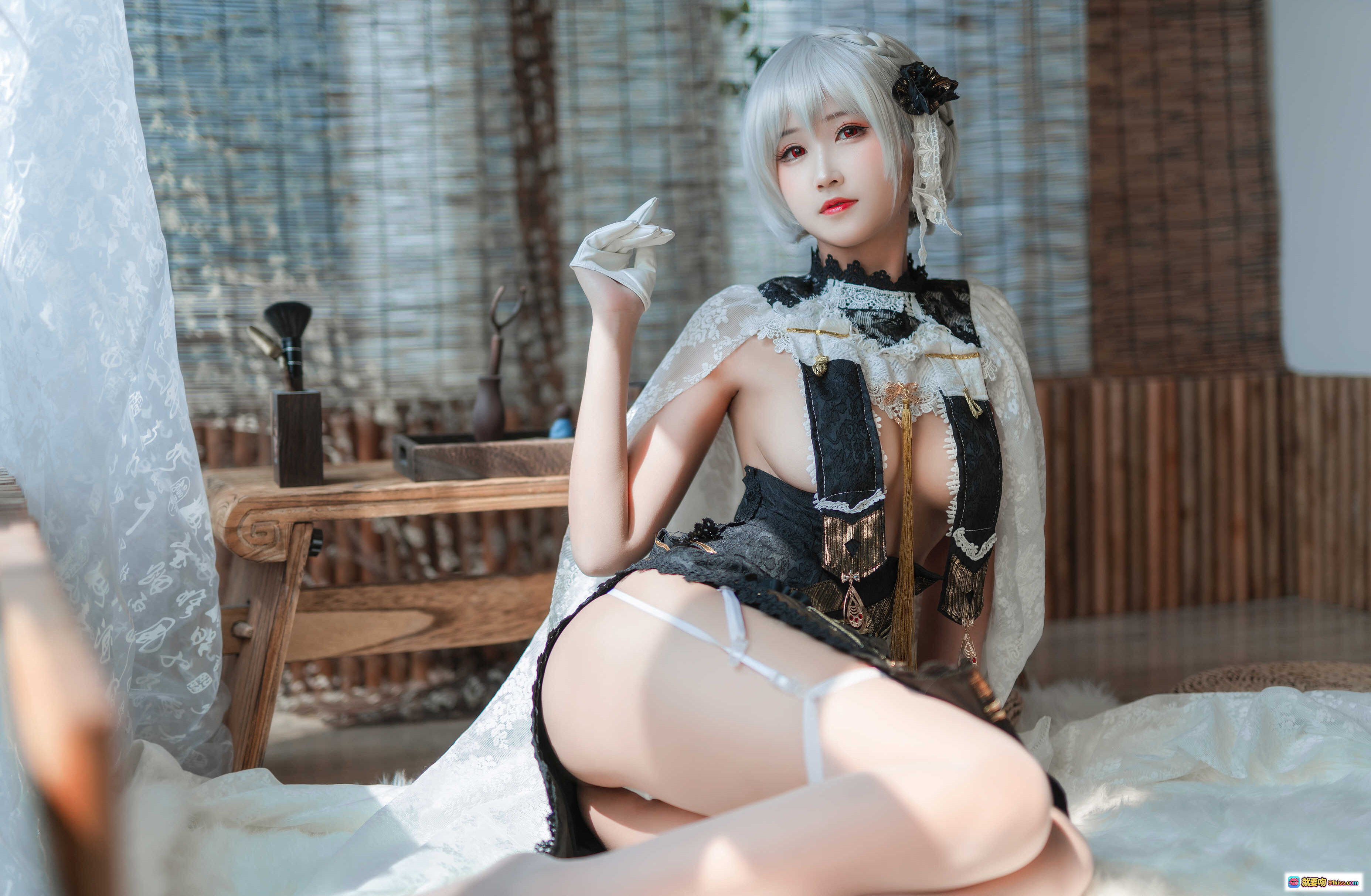 图片[9] - 三度_69 NO.054 天狼星 Cosplay 美少女 轻纱飘逸 黑金洛丽塔 跪姿写真 室内竹帘窗景 柔光氛围感 31P高清图集 - 就要吻