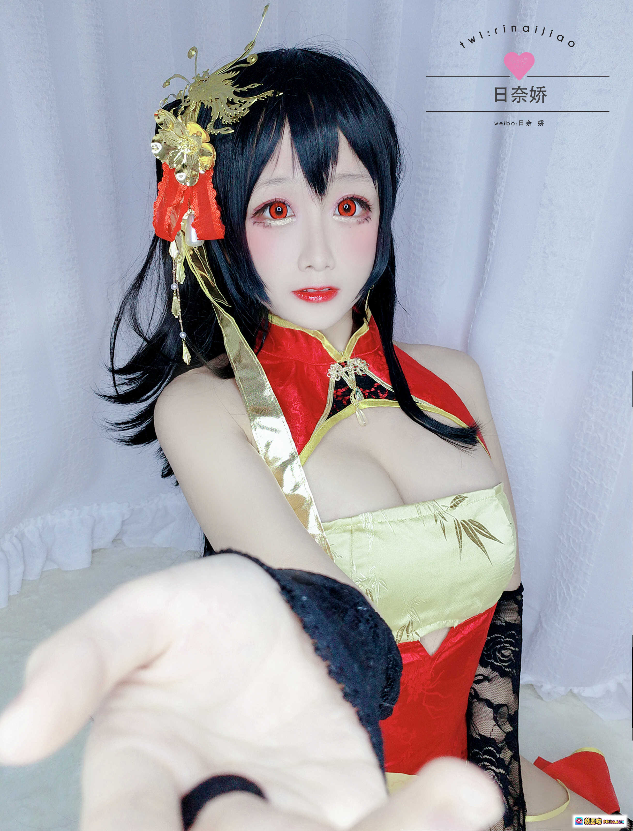 图片[1] - 日奈娇NO.024大凤cos自拍写真｜红金旗袍造型+黑发红瞳+华丽发饰+蕾丝袖套+甜美性感风 - 就要吻