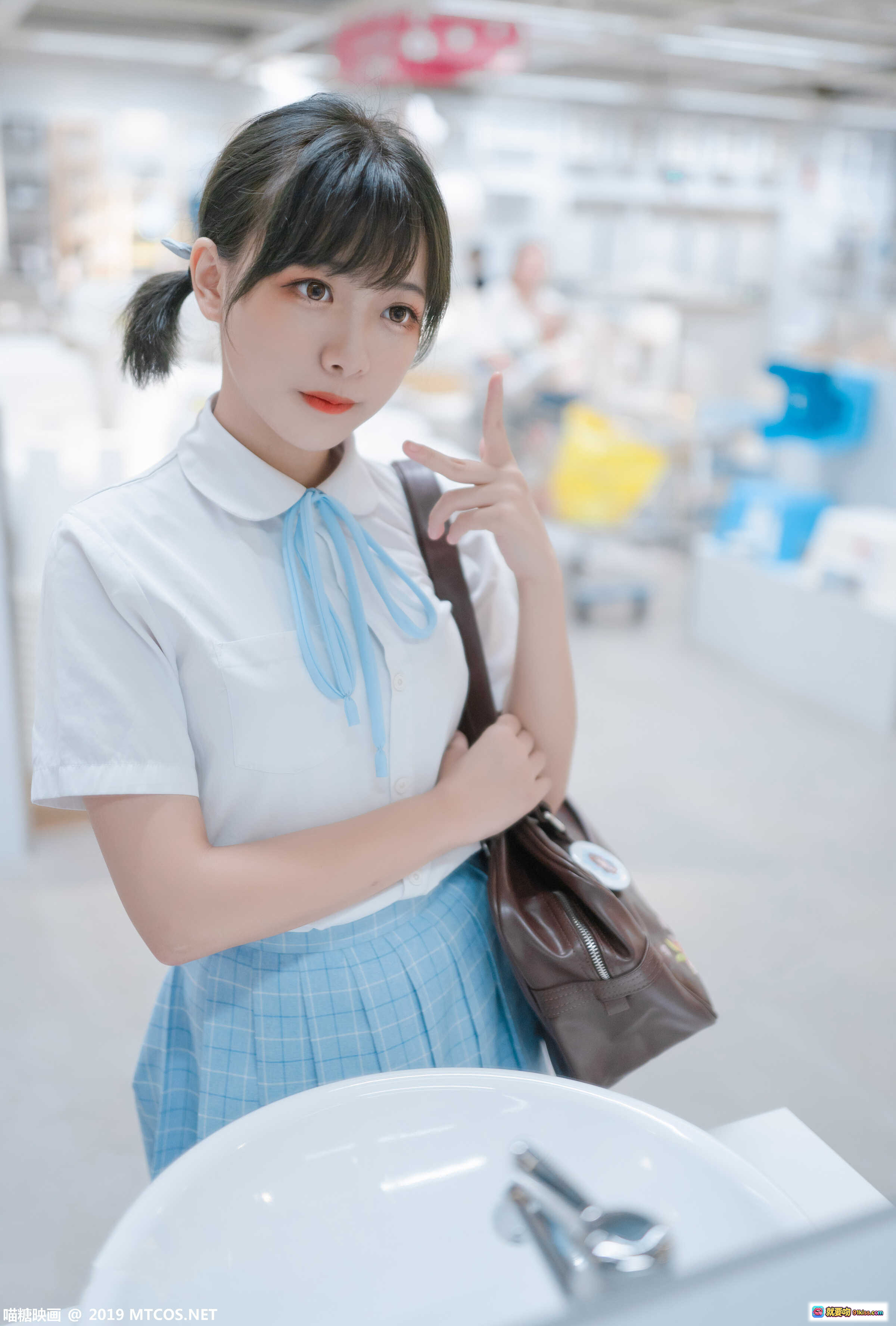 图片[1] - lovely呆玄 NO.002 双马尾少女写真 | 白衬衫蓝格裙校园风 | 手提包比耶萌态 | 41P高清图集 - 就要吻