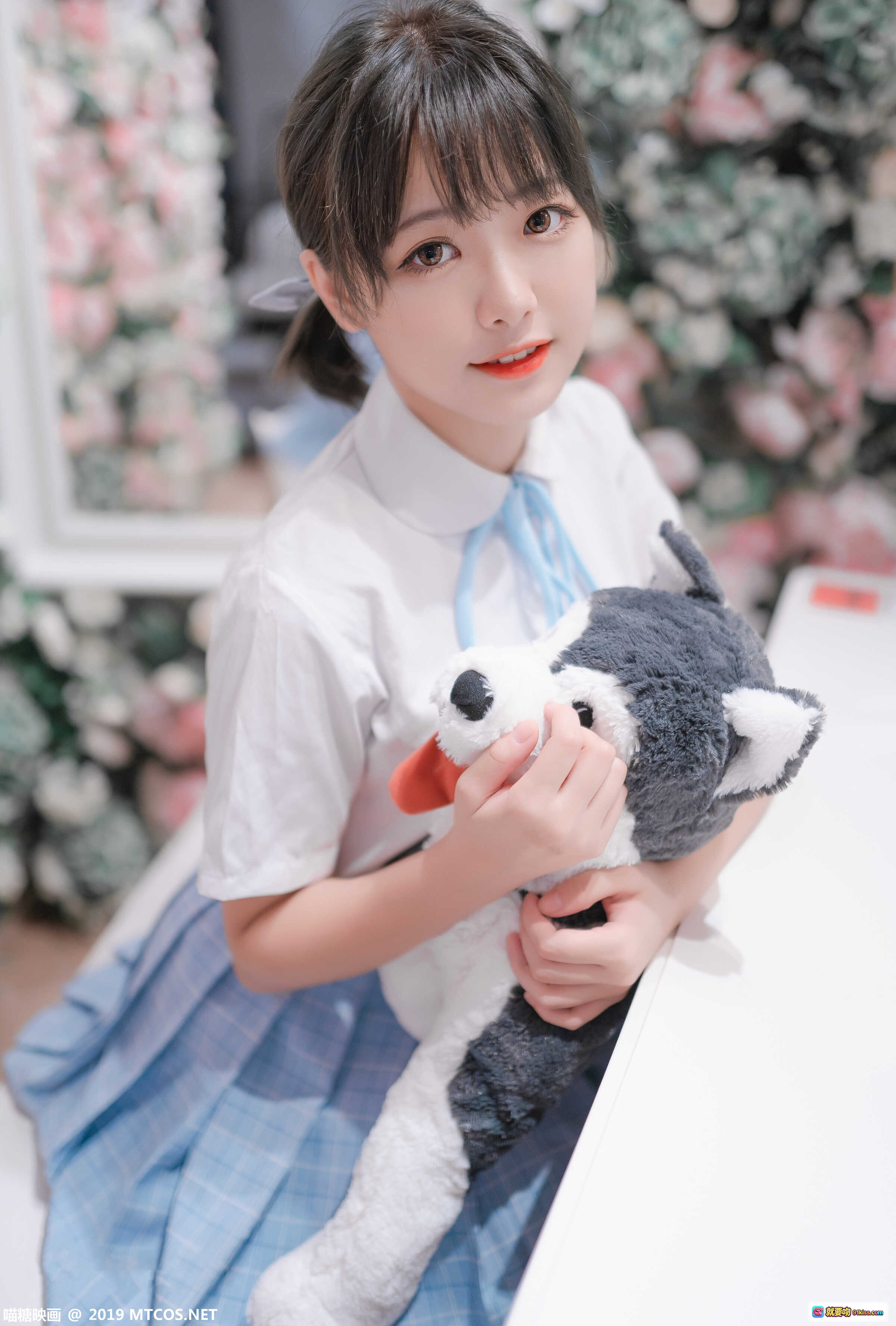图片[7] - lovely呆玄 NO.002 双马尾少女写真 | 白衬衫蓝格裙校园风 | 手提包比耶萌态 | 41P高清图集 - 就要吻