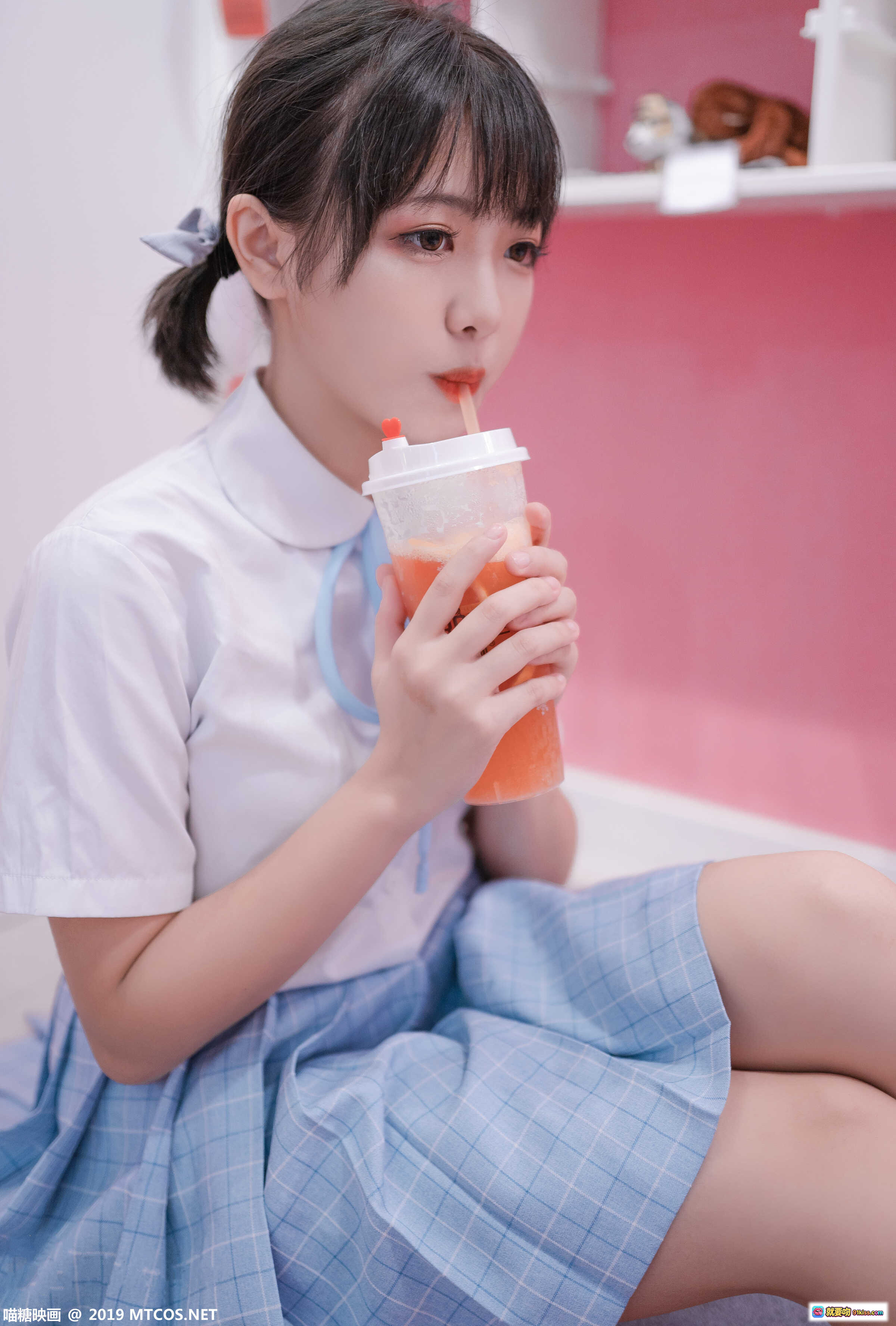 图片[5] - lovely呆玄 NO.002 双马尾少女写真 | 白衬衫蓝格裙校园风 | 手提包比耶萌态 | 41P高清图集 - 就要吻