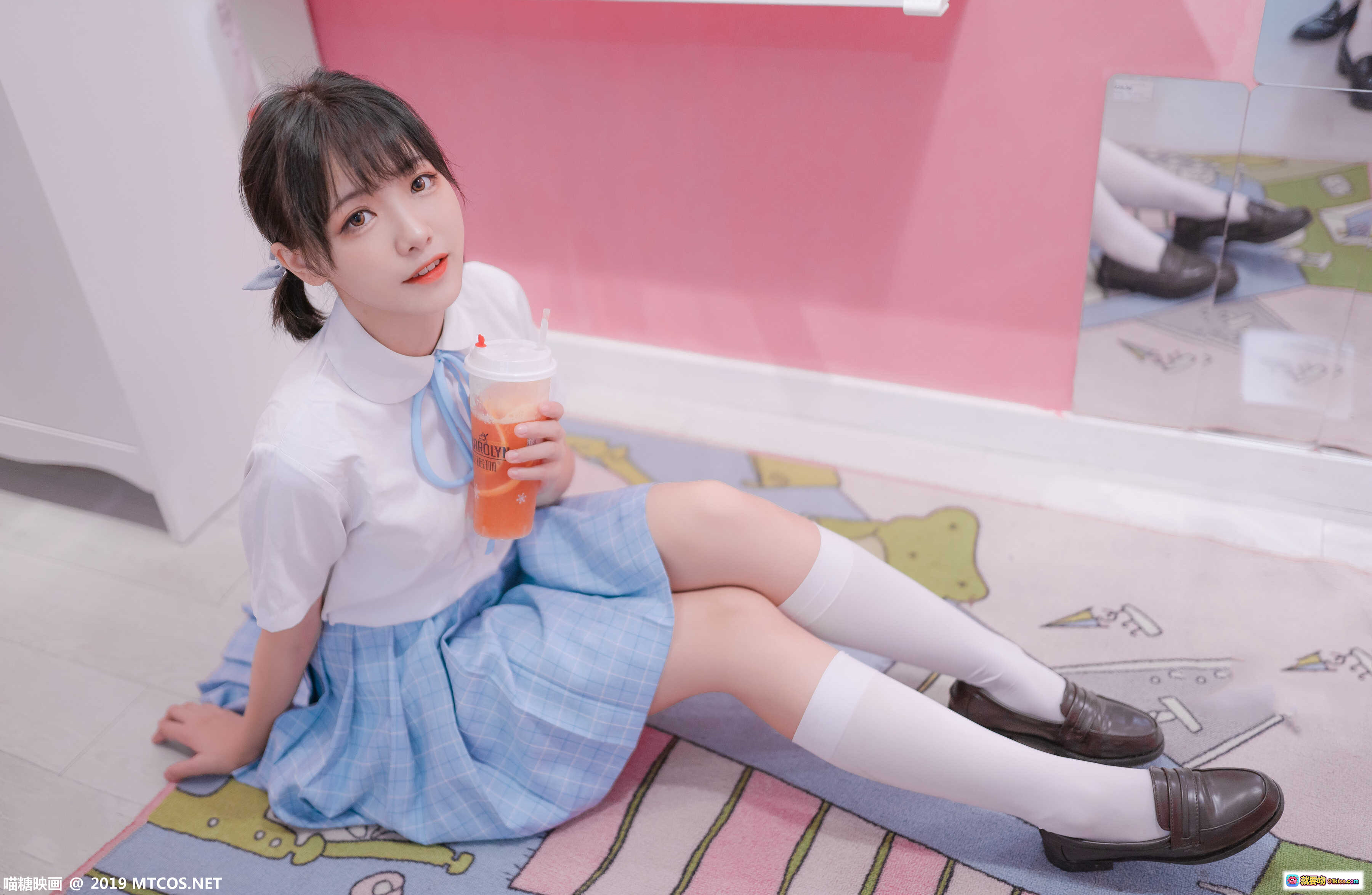 图片[2] - lovely呆玄 NO.002 双马尾少女写真 | 白衬衫蓝格裙校园风 | 手提包比耶萌态 | 41P高清图集 - 就要吻