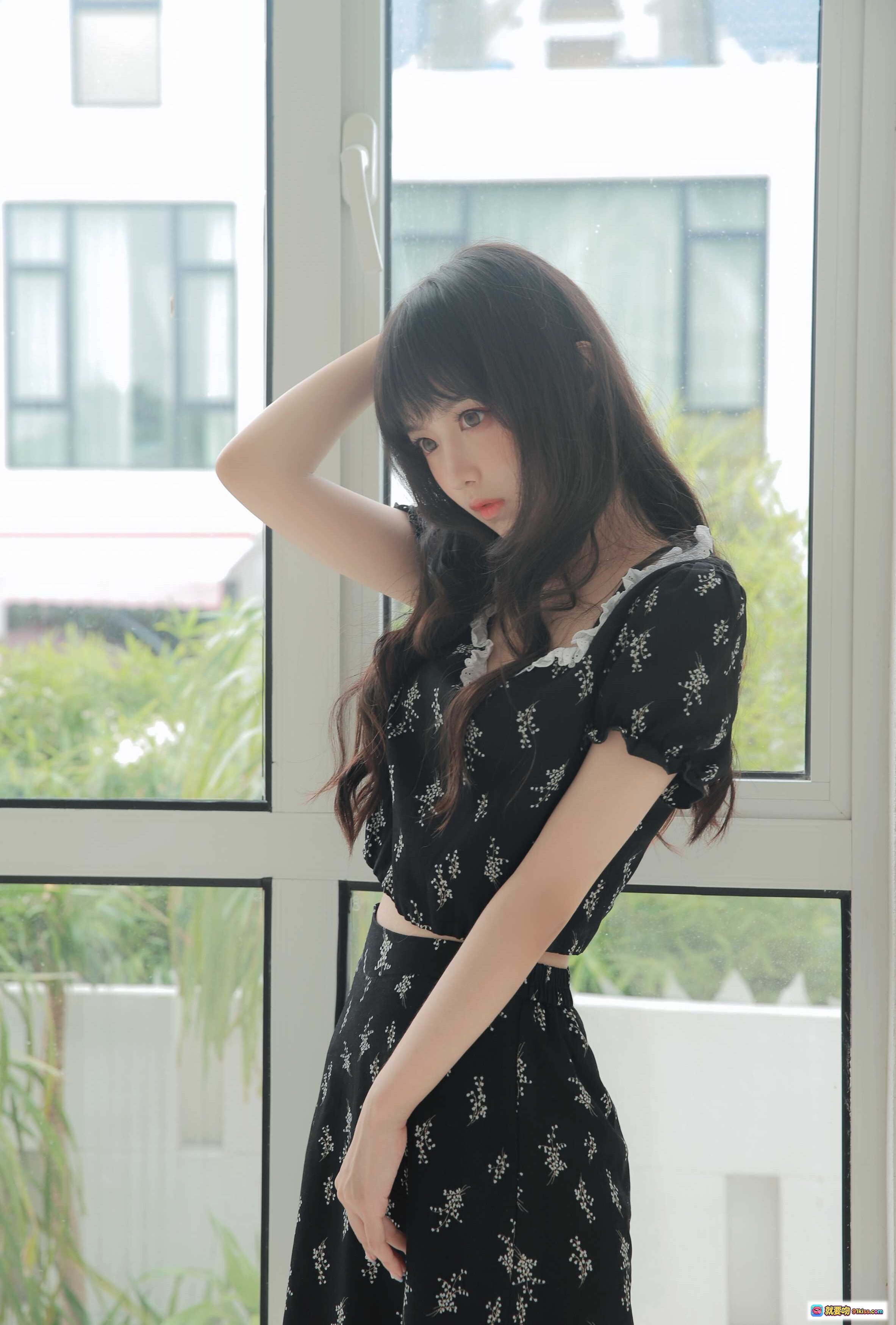 图片[8] - lovely呆玄 NO.002 双马尾少女写真 | 白衬衫蓝格裙校园风 | 手提包比耶萌态 | 41P高清图集 - 就要吻