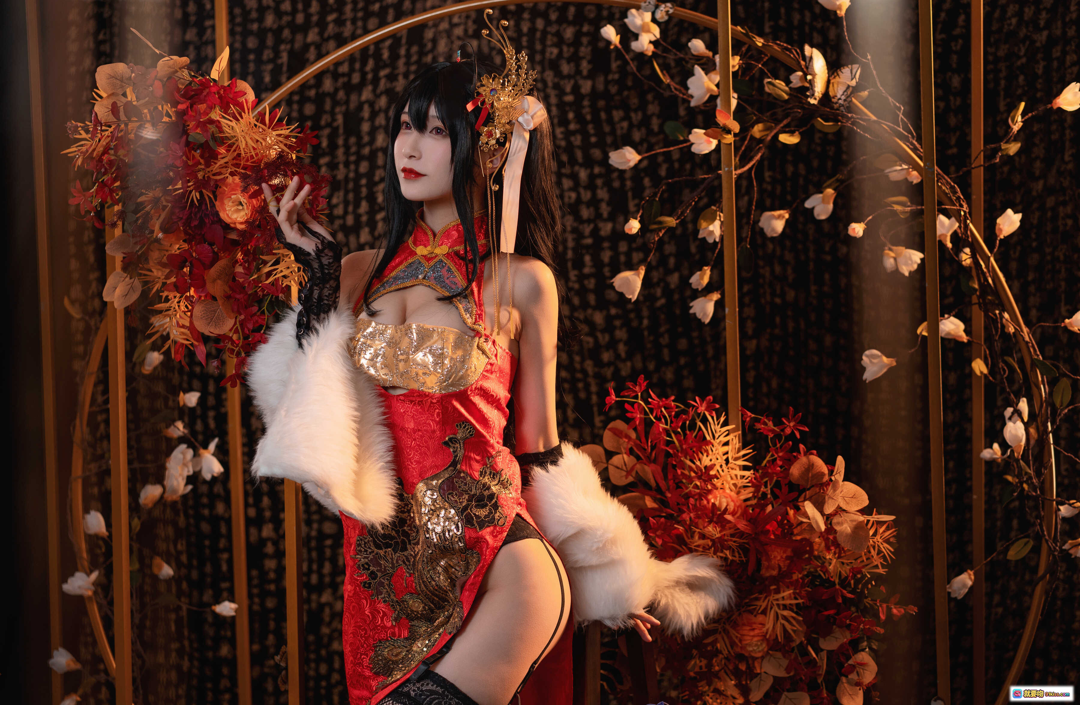 图片[8] - 铁板烧鬼舞w NO.031 大凤旗袍写真 30P 480MB 红色旗袍 黑丝美腿 古风装饰 金色流苏 氛围感摄影 - 就要吻