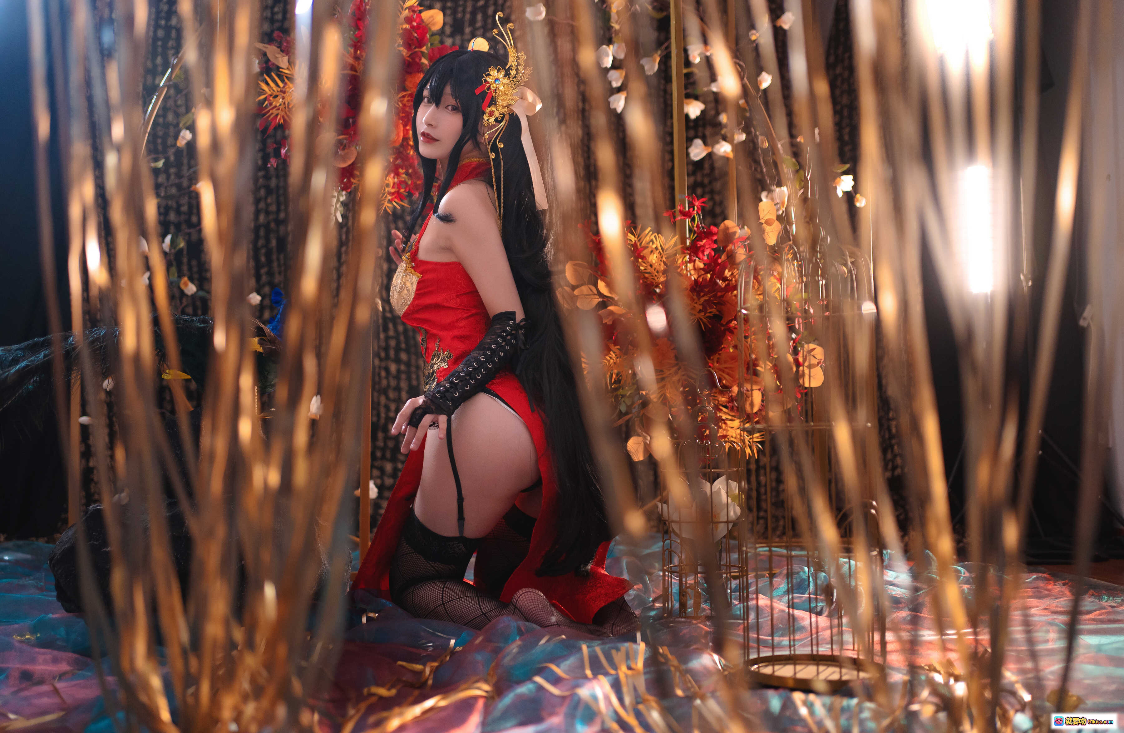 铁板烧鬼舞w NO.031 大凤旗袍写真 30P 480MB 红色旗袍 黑丝美腿 古风装饰 金色流苏 氛围感摄影 - 就要吻