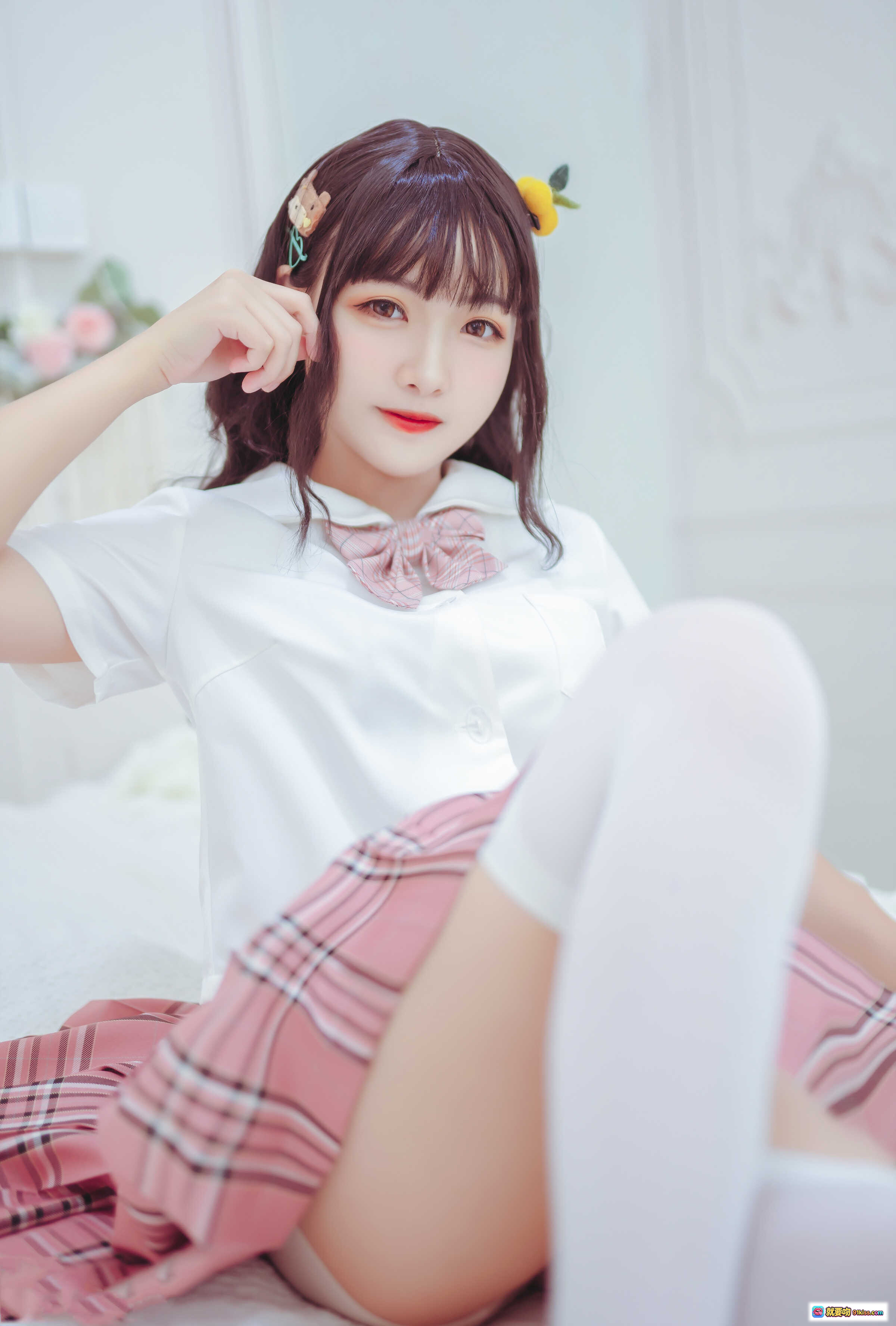图片[1] - lovely呆玄NO.001过膝白丝少女写真｜粉色格裙+白色衬衫+可爱发饰｜清新甜美日系风格 - 就要吻